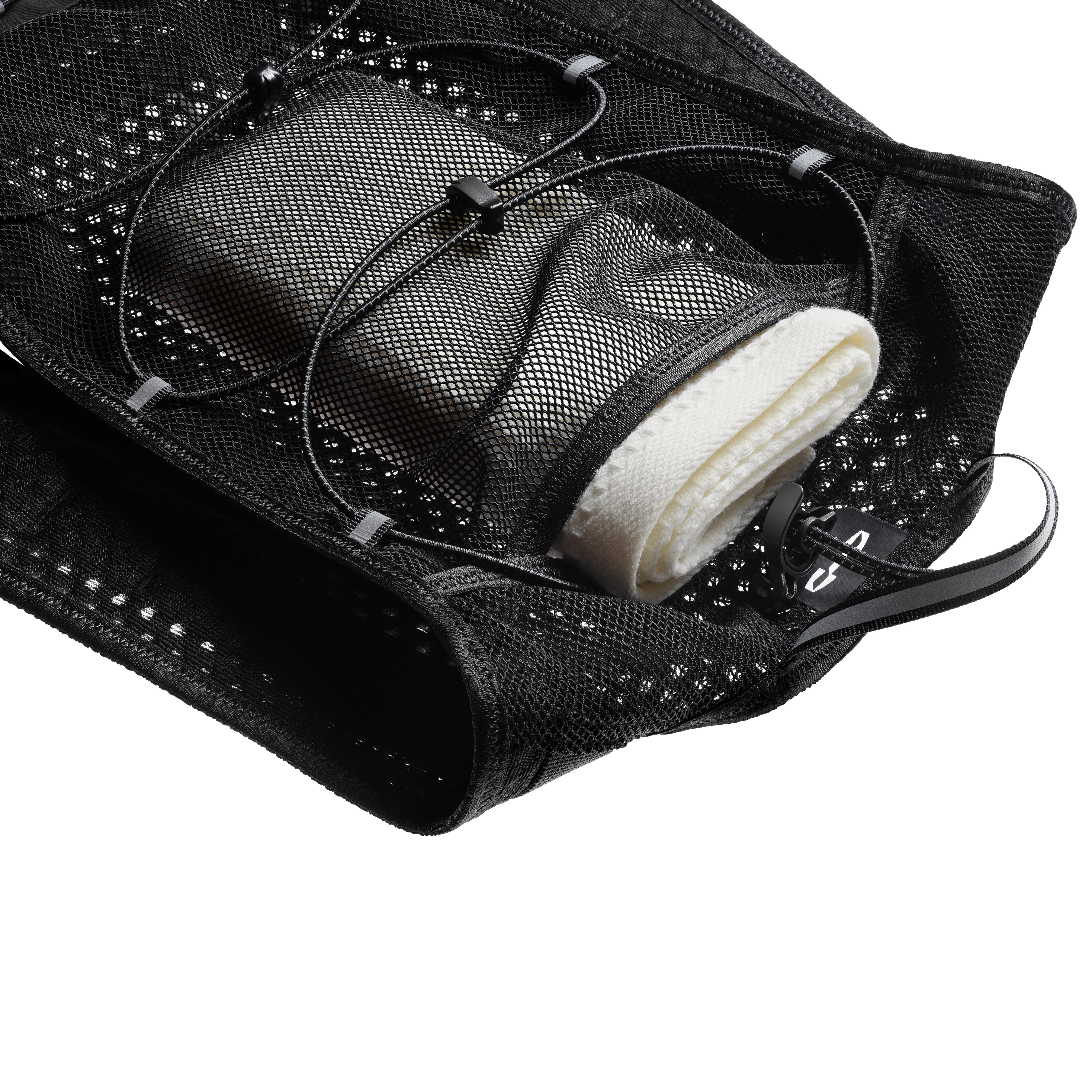 Détail de la poche filet arrière des bretelles AeroFlex Hypershell pour transport d’accessoires