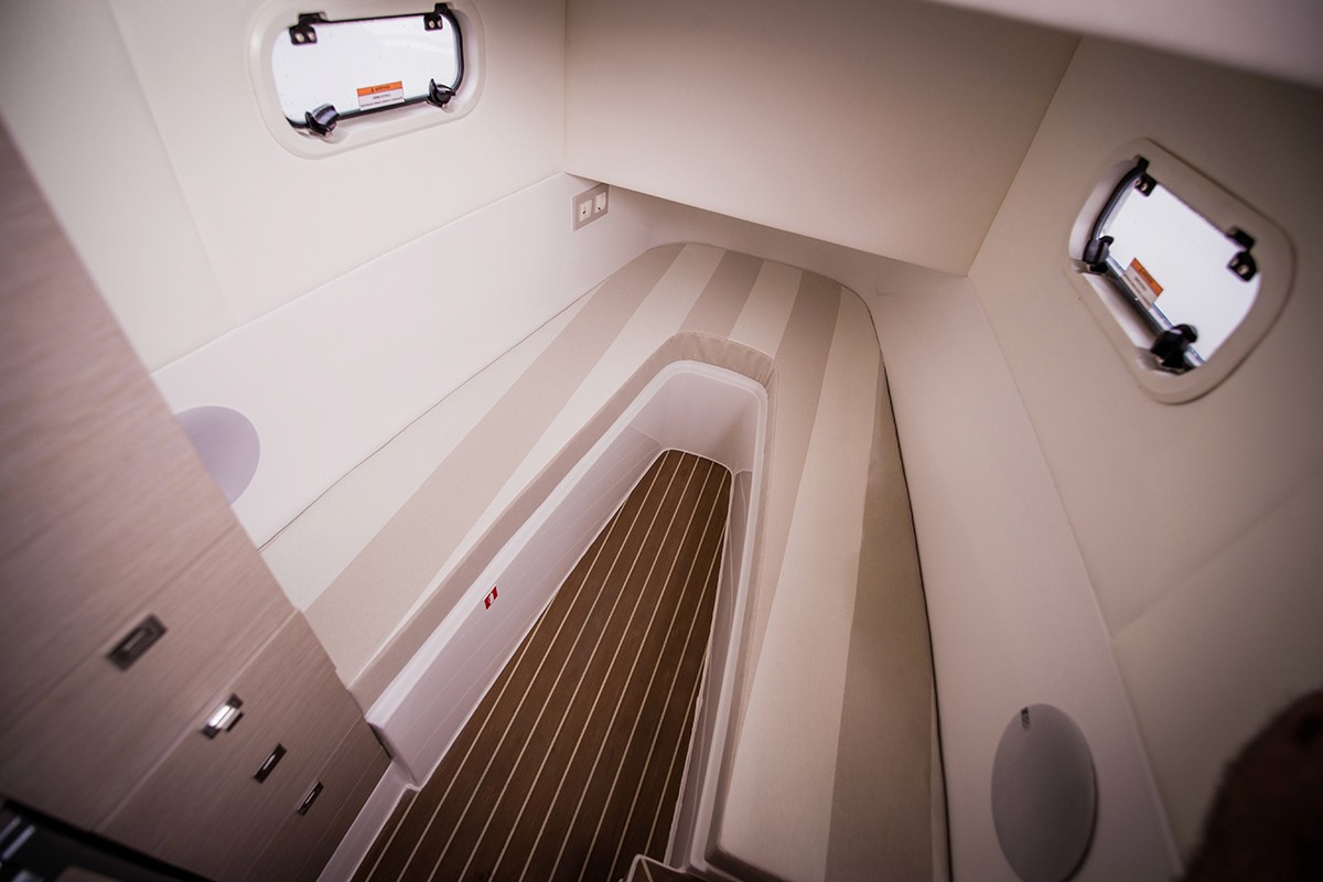 interior del Rodman 33 Offshore