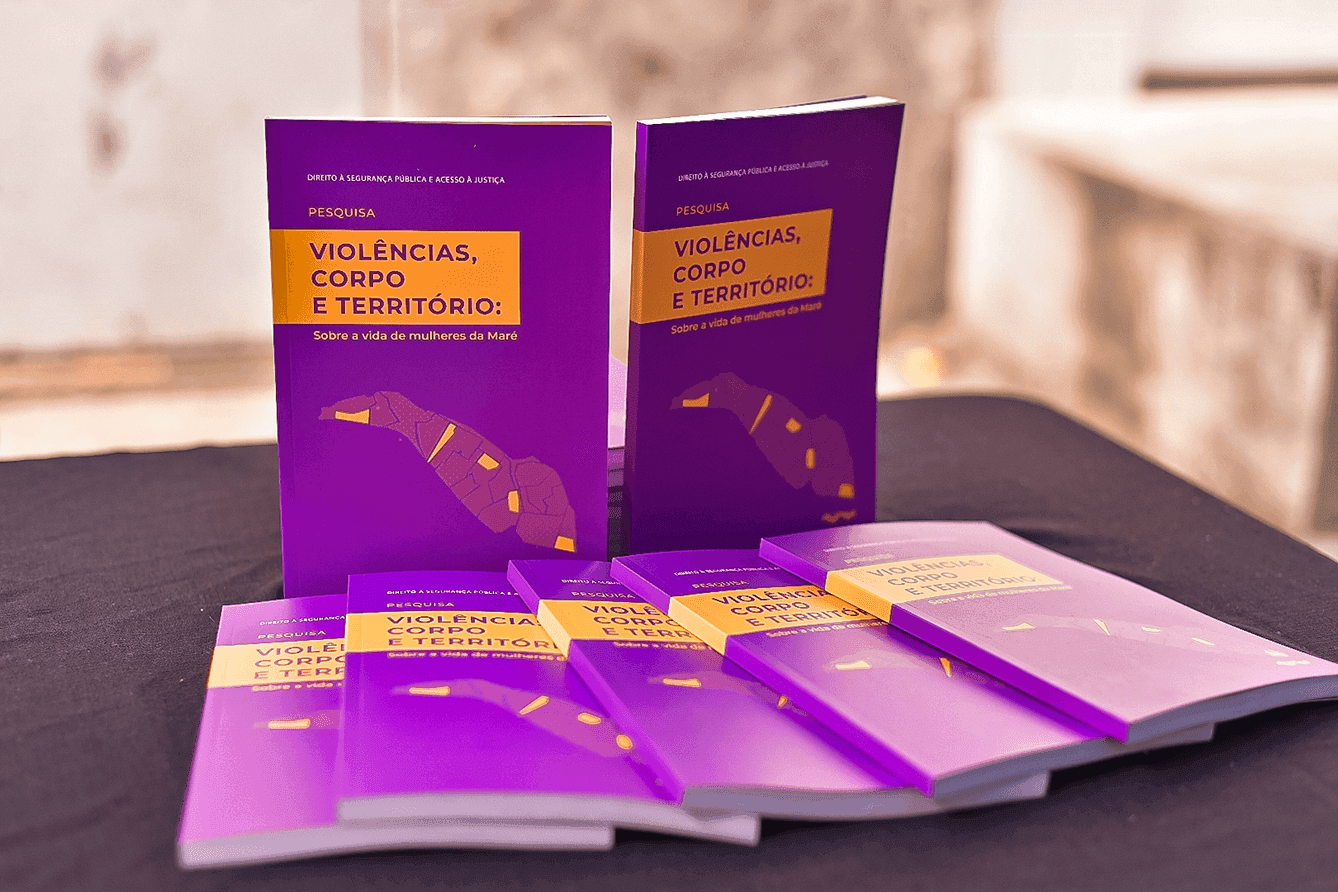 Fotos do Livro na mesa de distribuição.