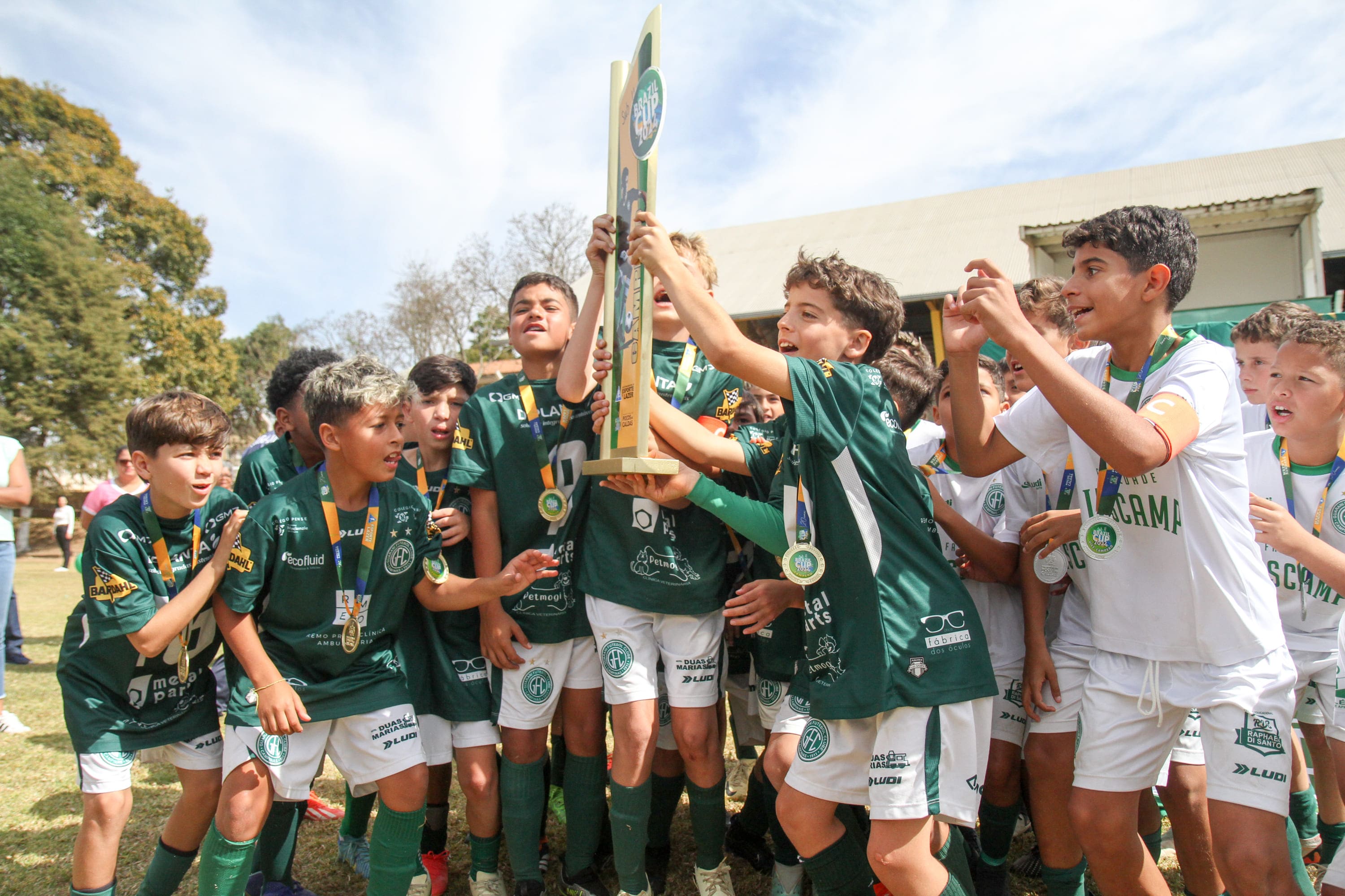 Atletas comemorando gol em partida da Brazil Cup