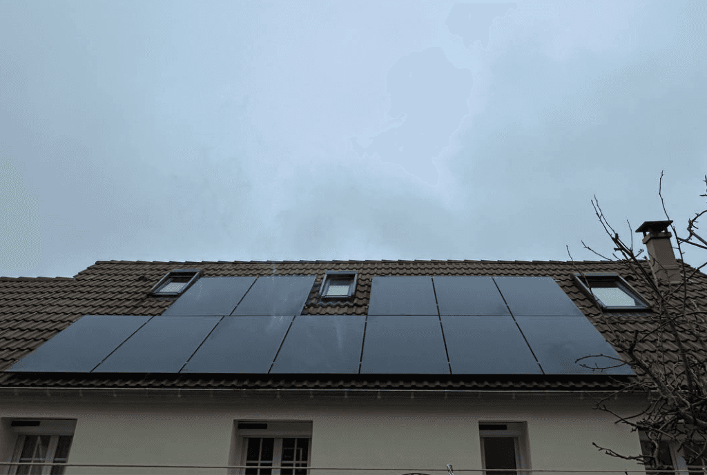 Photo d'une maison à Ozoir-la-Ferrière en France équipée de panneaux photovoltaïques dont l'installation a été faite par Solarock.