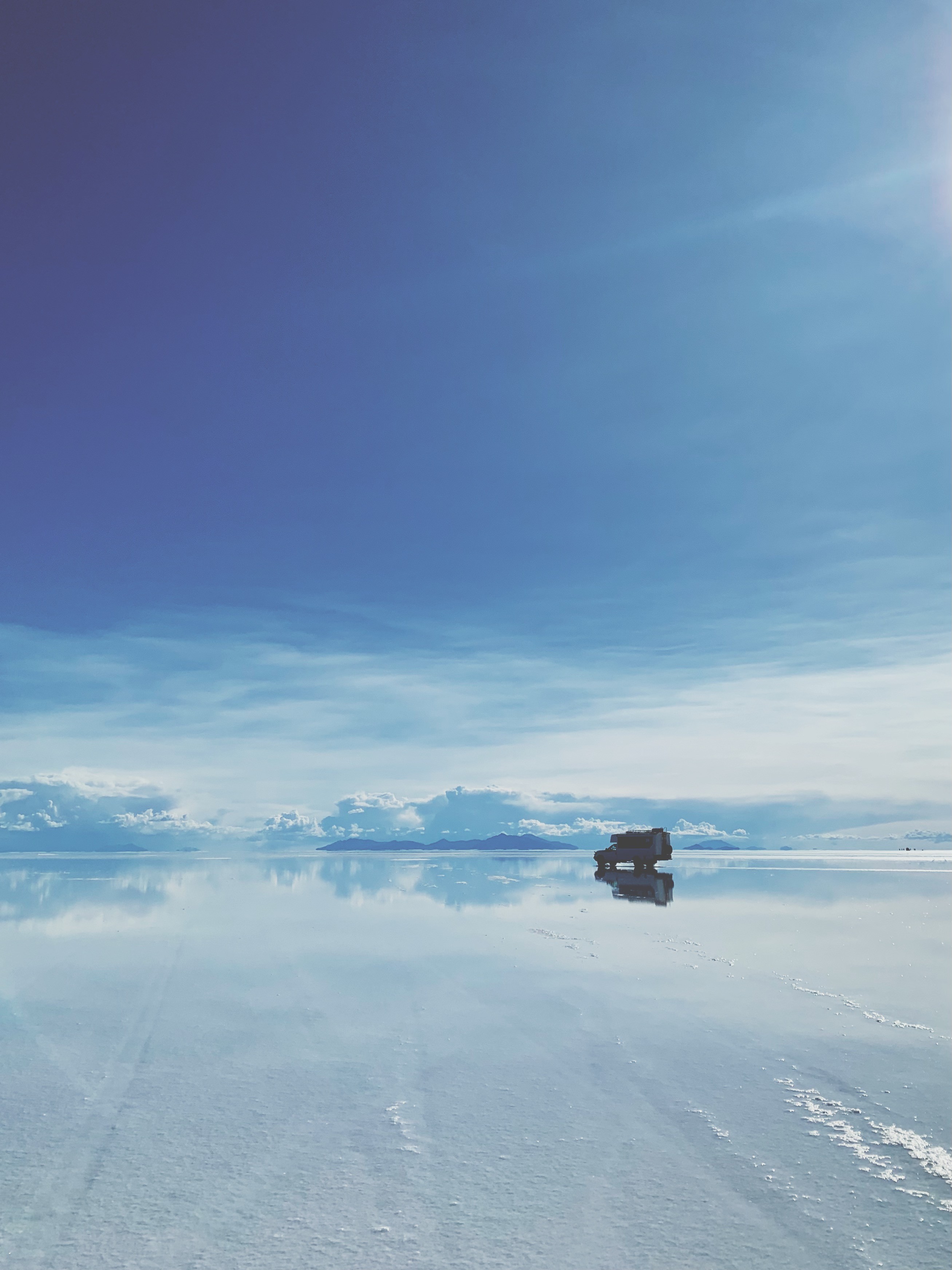 Camioneta andando en Salar de Uyuni