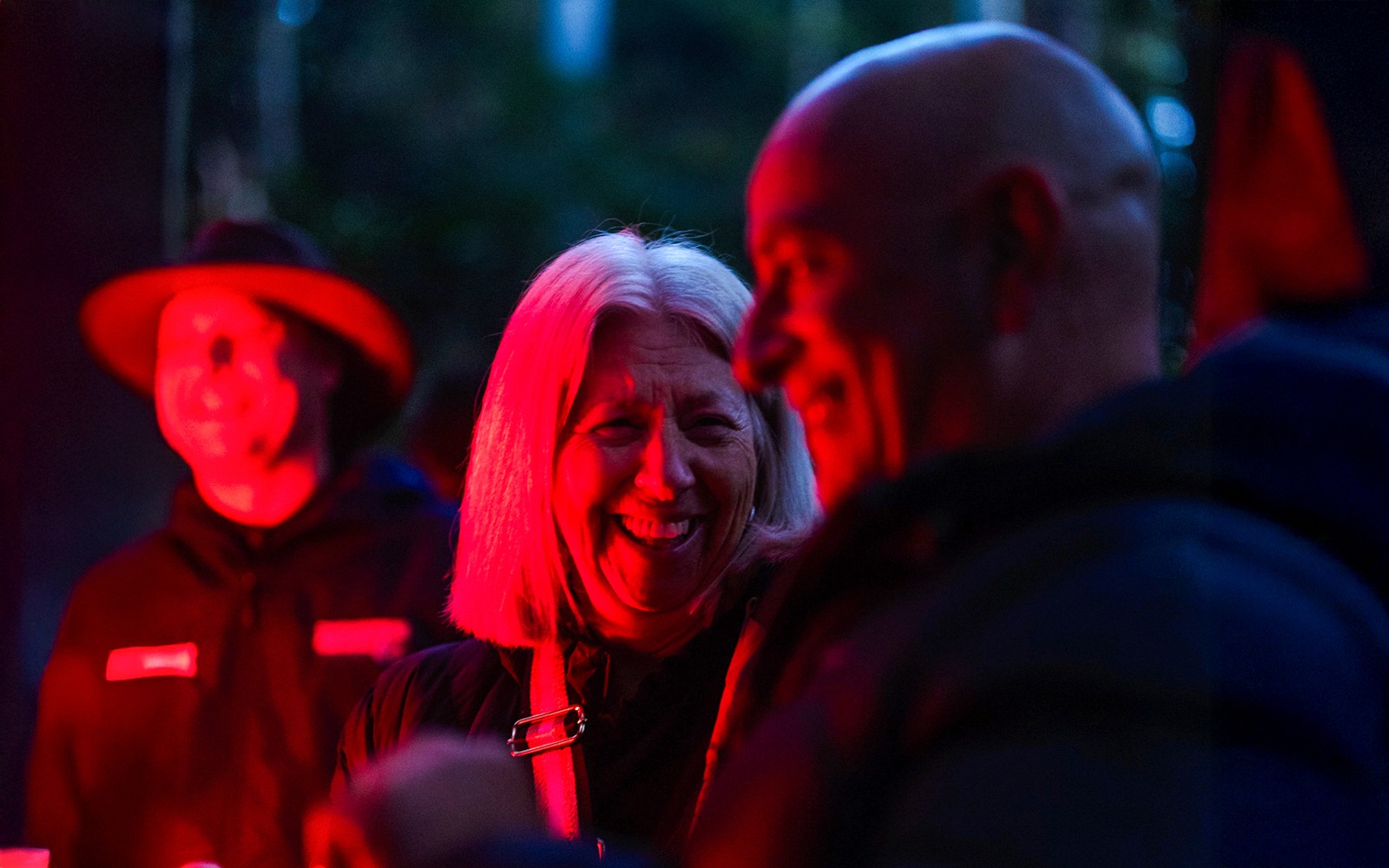 Goście korzystający z wieczornego przeżycia w deszczowym lesie i oglądania świetlików.