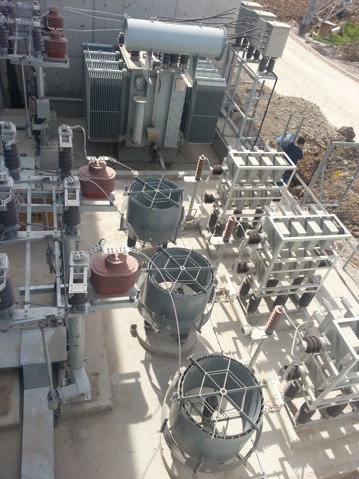 Outdoor medium voltage compensation equipment with reactors and support insulators