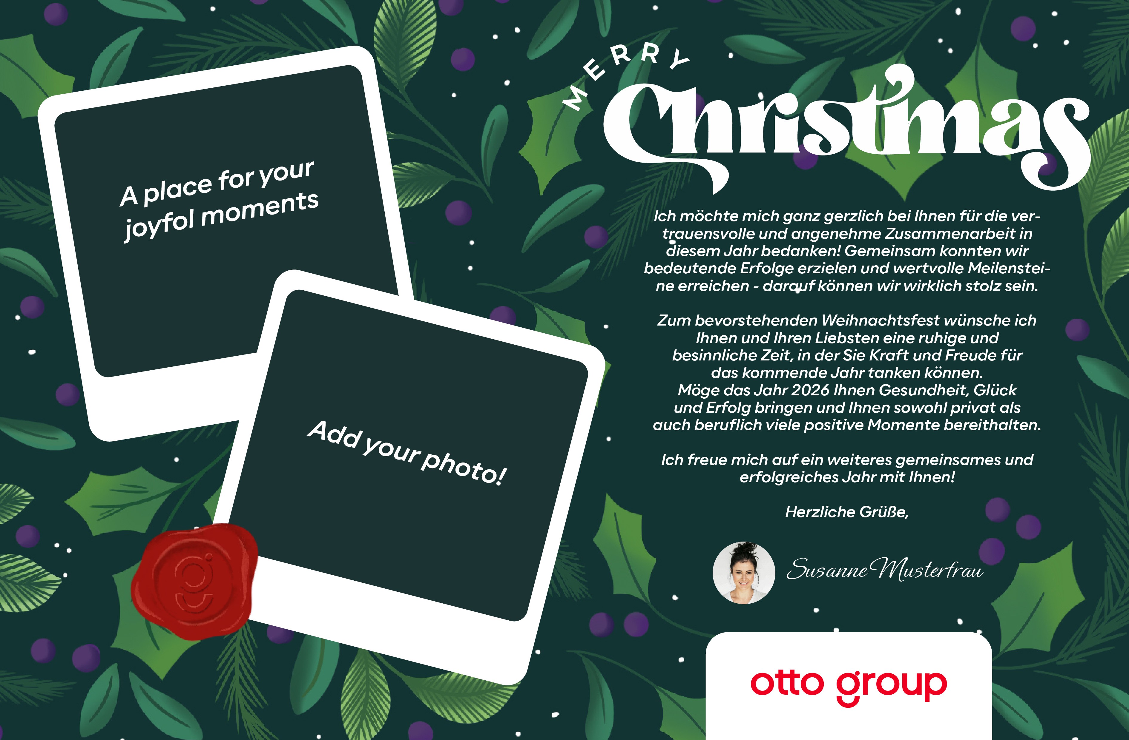 Interaktives Weihnachtskarten-Design auf dunkelgrünem Hintergrund mit einem Stechpalmen Muster. Das Motiv enthält zwei Polaroid-Platzhalter für persönliche Fotos, verziert mit einem roten Wachssiegel der Otto Group und dem Schriftzug „Merry Christmas“.