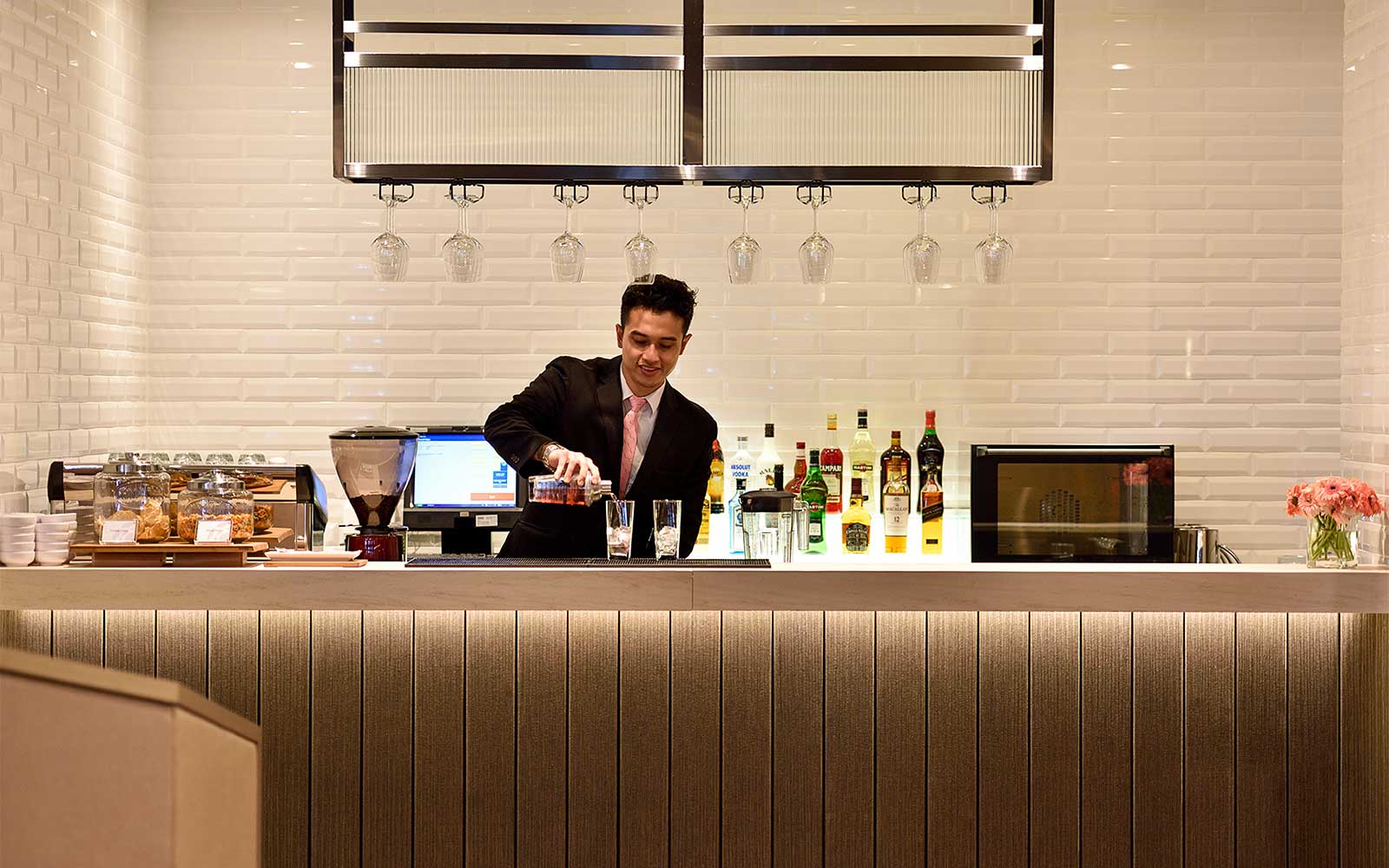 Plaza Premium Lounge na lugar ng upuan sa T1 International Departures, Singapore Changi Airport.