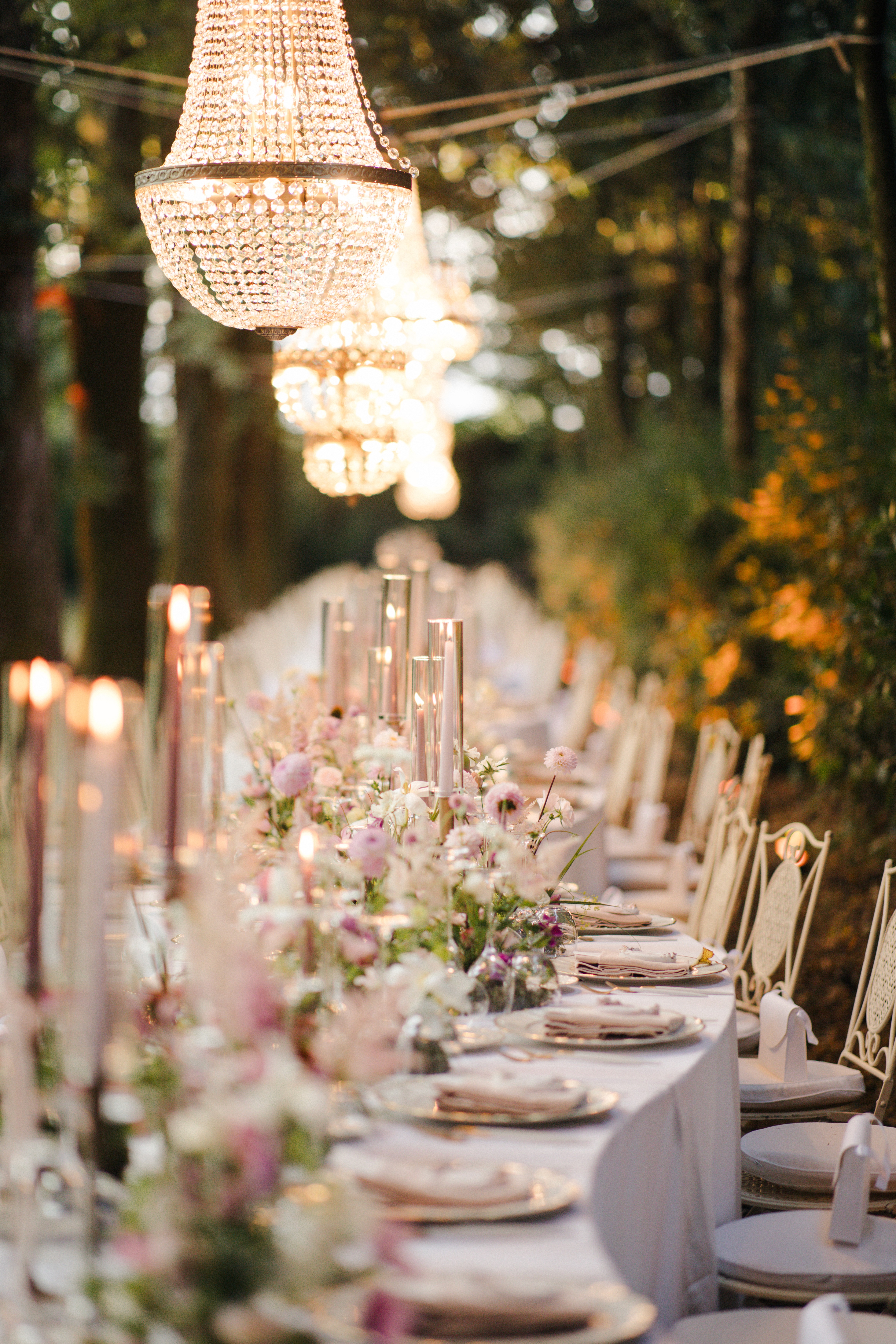 Cena di gala per matrimonio ed evento aziendale con luxury catering, lampadari, candele e allestimento elegante immerso nella natura