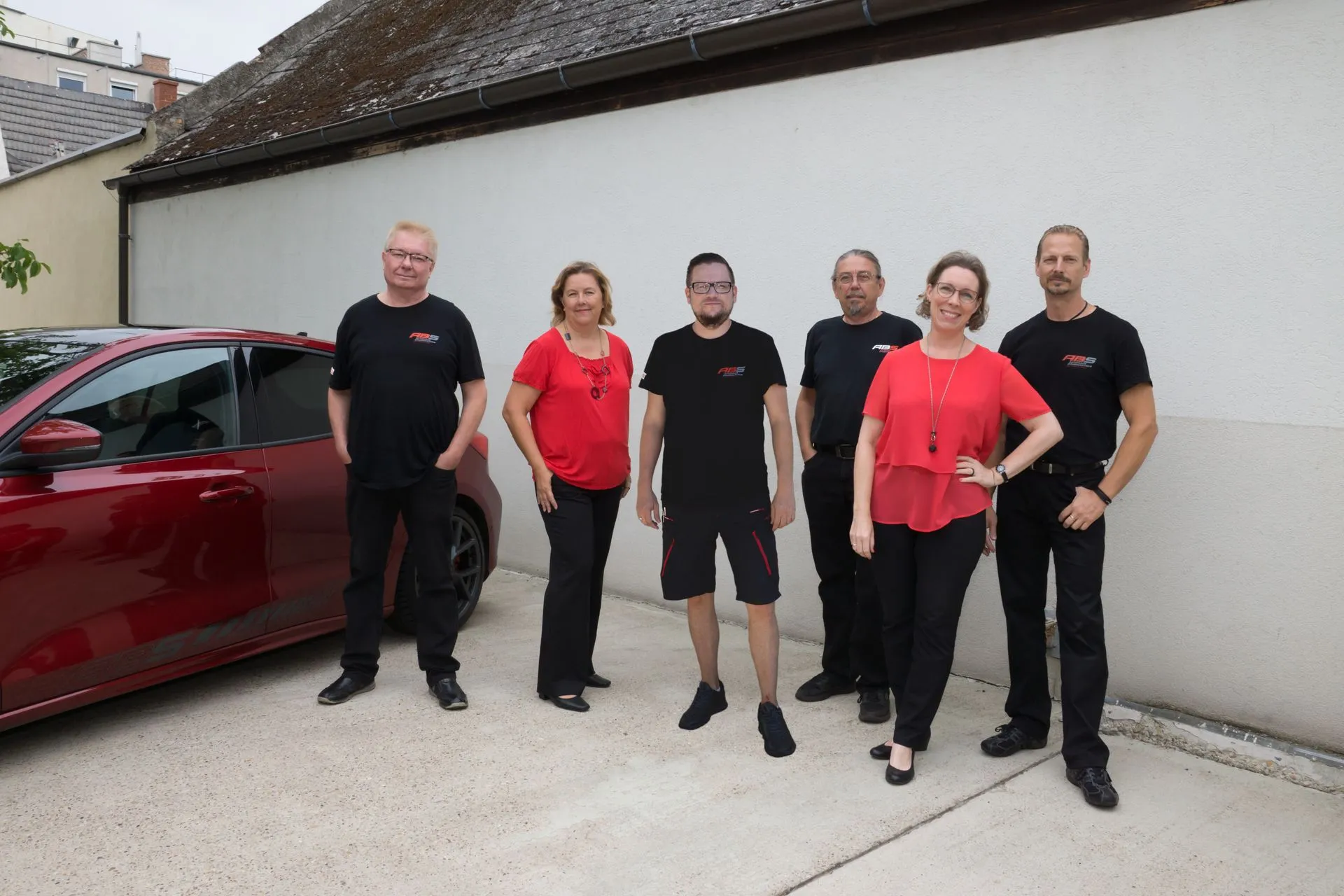 Das Büro-Team vom Autohaus Baumgartner Schwechat vor einer weißen Wand