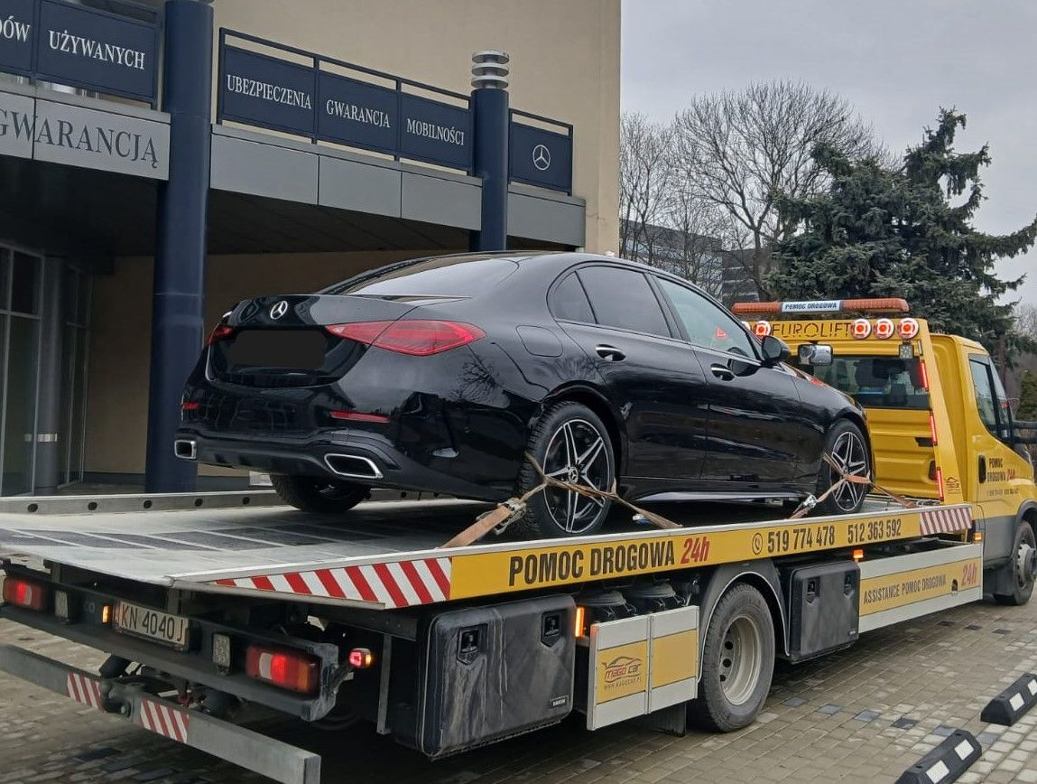 transport samochodu po kolizji lawetą pomoc drogowa