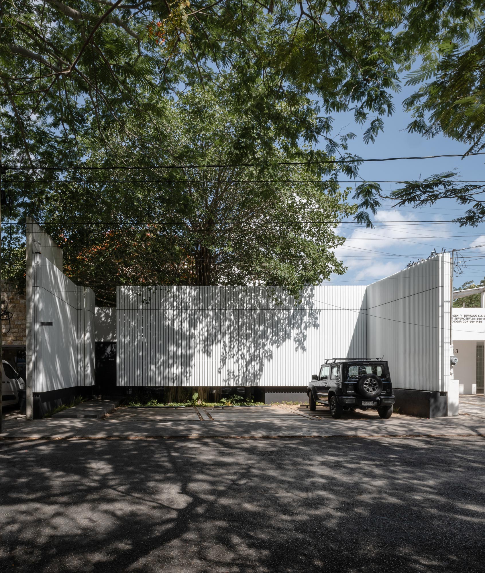 The Asylum - Fachada principal, sombras de árbol