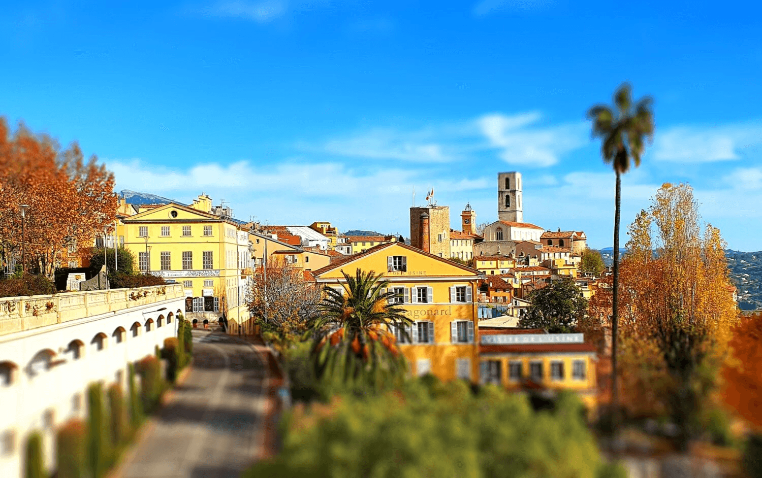vue sur des maisons en couleurs avec un ciel bleu et des palmiers