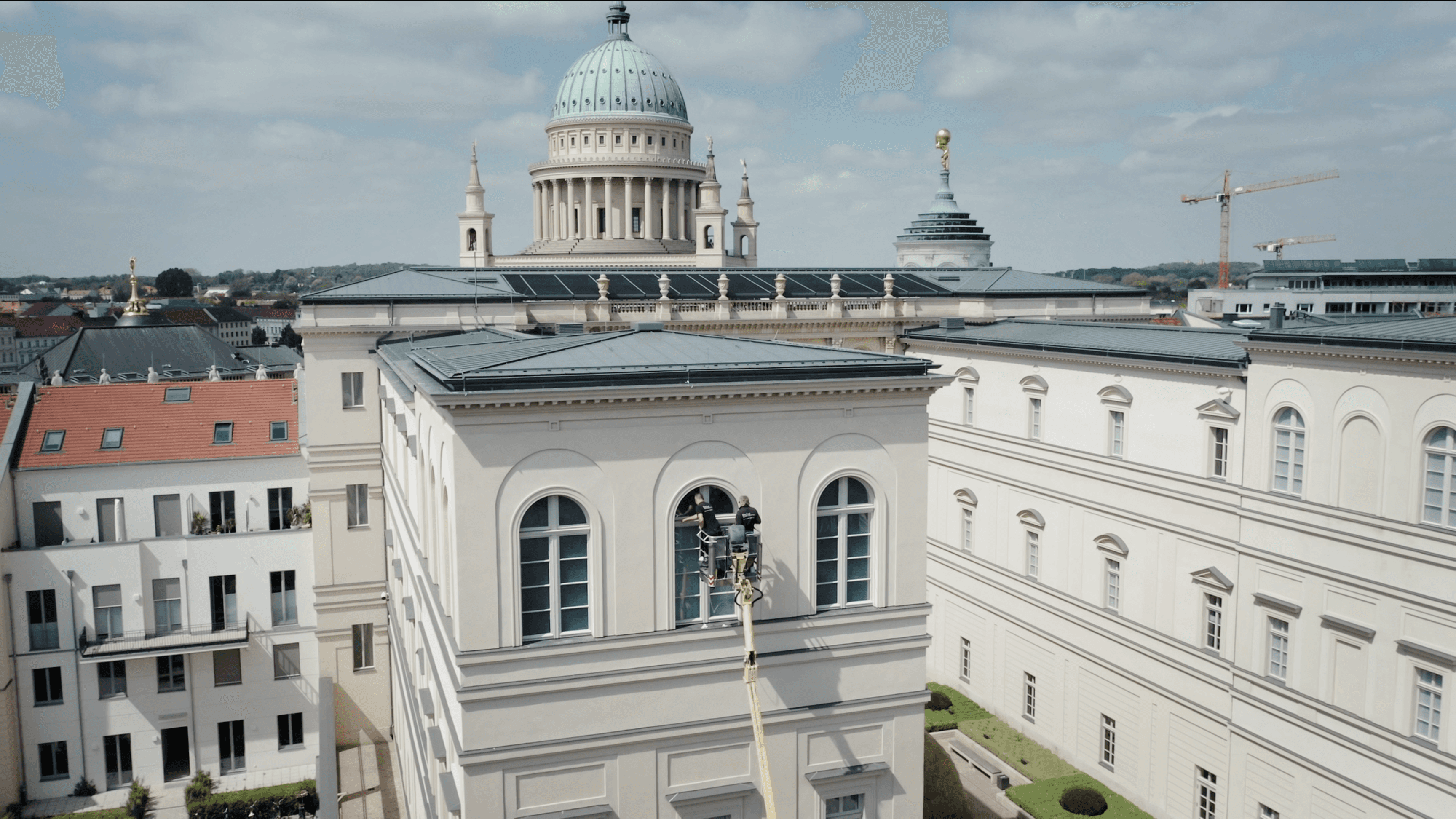 Zwei Monteure arbeiten an einer Fensterscheibe