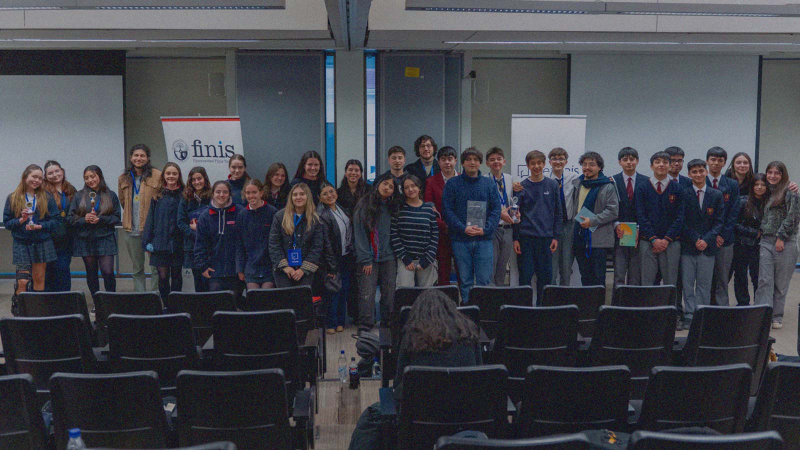 Foto de estudiantes que participaron en la segunda edición del TIDEIP, el torneo interescolar de debate organizado por IdeaPaís en colaboración con la Universidad Finis Terrae.