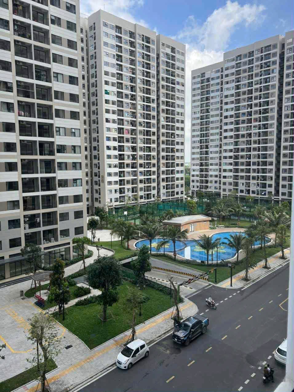 Nhà bếp hiện đại với tủ bếp sang trọng, điểm nhấn từ chất liệu gỗ và hệ thống ánh sáng trang trí.