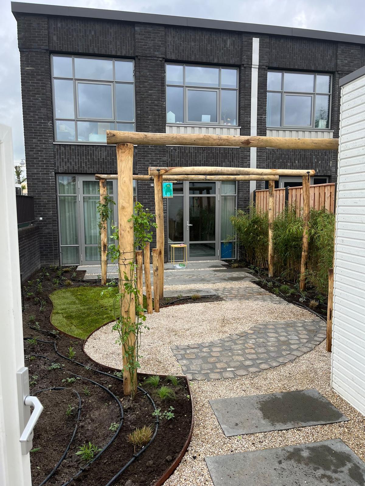 Tuin met natuurlijke materialen in Muiden - Art gardens