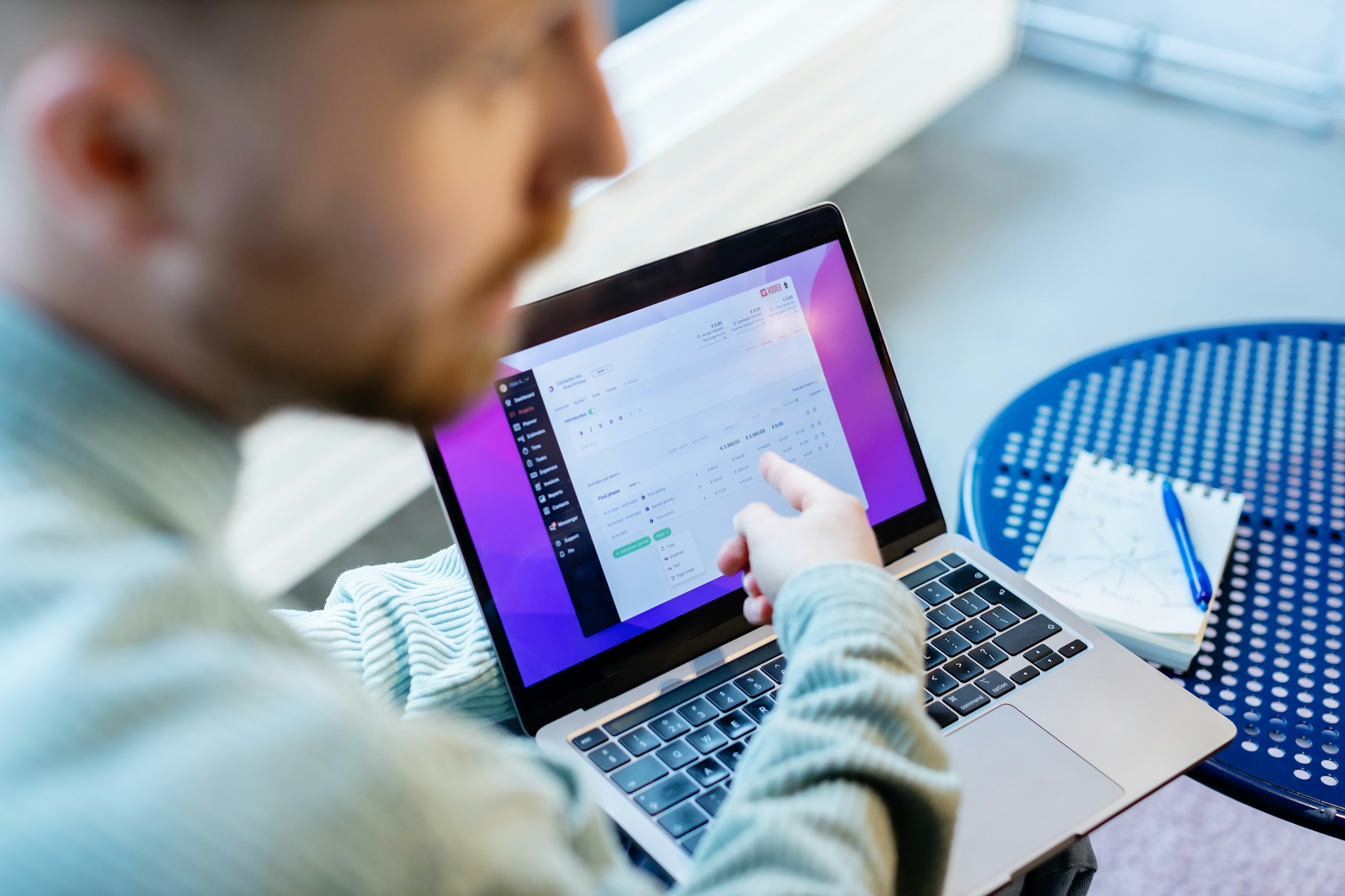 man focused on laptop - est Research Tools For Students