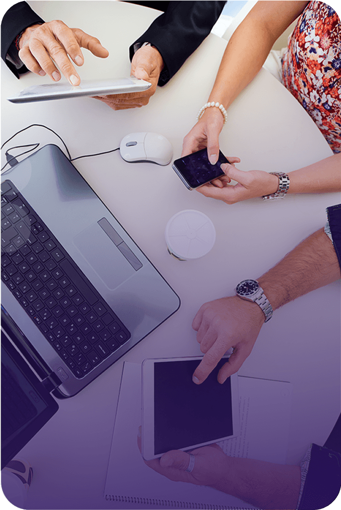 Personas trabajando con sus dispositivos electrónicos.