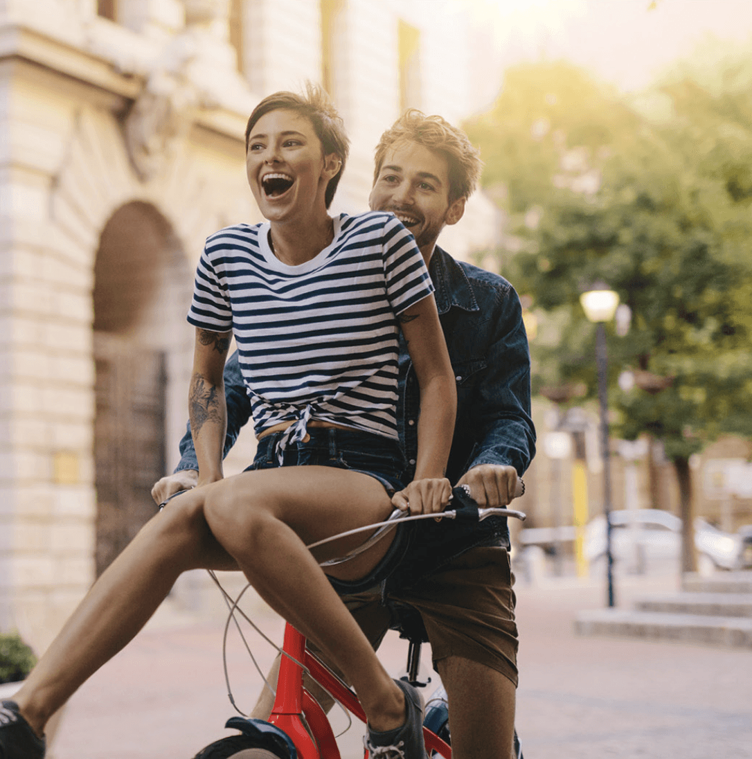 Campagne publicitaire pour la banque Santander : Montrant un jeune couple heureux faire du vélo