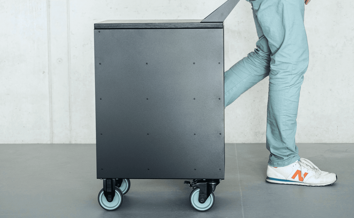 Schwarzer Rollcontainer als mobiler Stauraum für das SCOPE System.