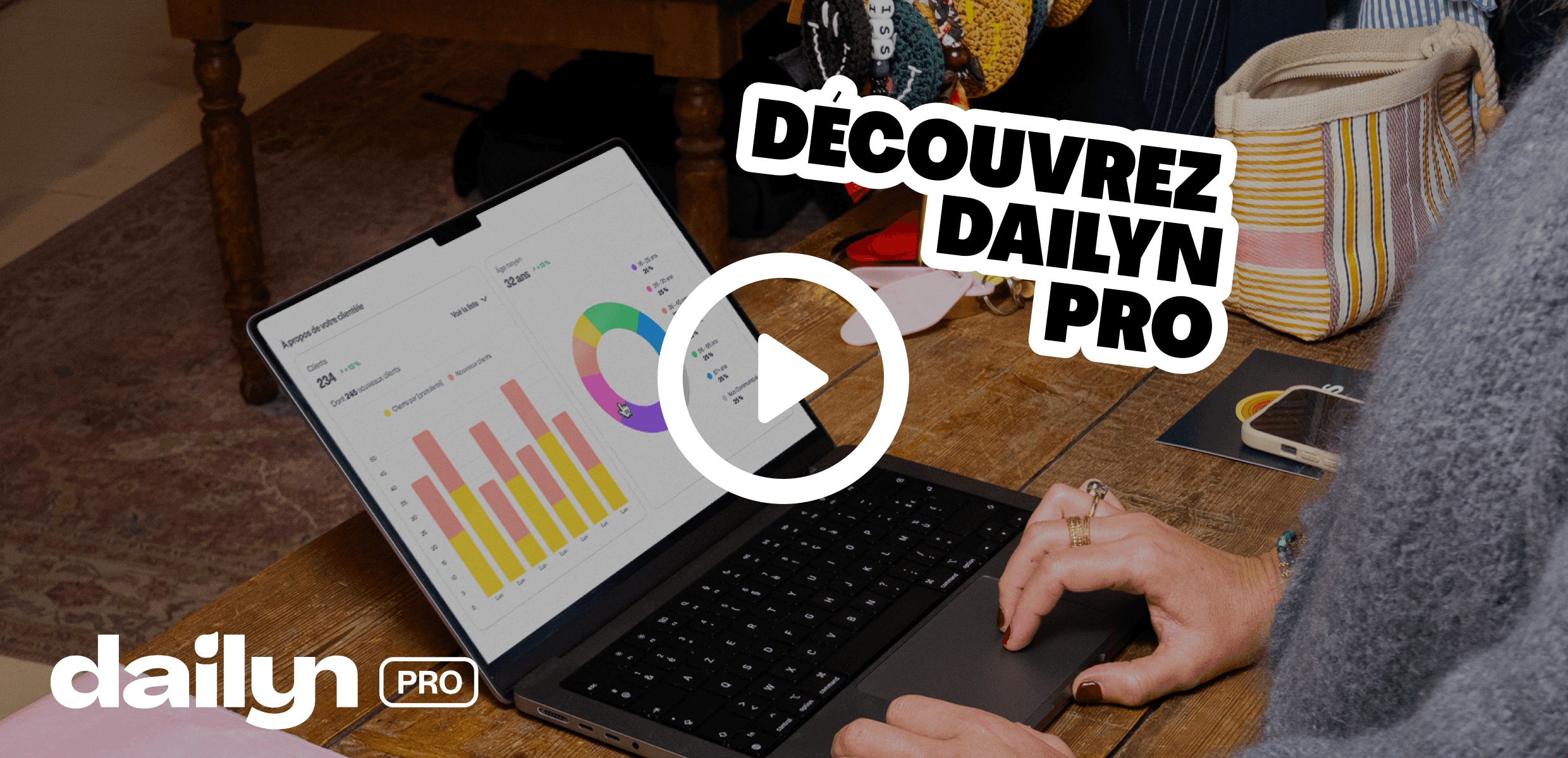 Quatre personnes célèbre leurs gains en cashback avec Dailyn 