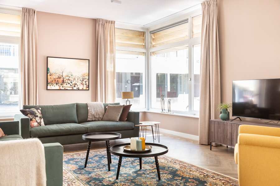 zithoek met groene banken en gele fauteuils