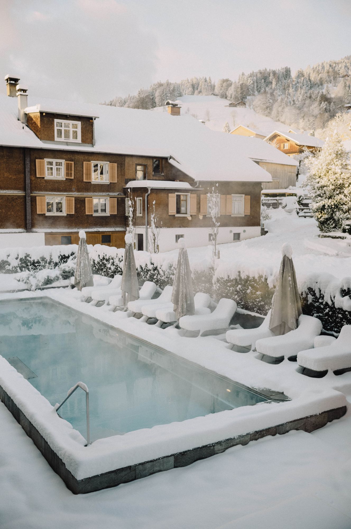 Entspannende Atmosphäre mit Pool, Sauna und Wellness-Angeboten