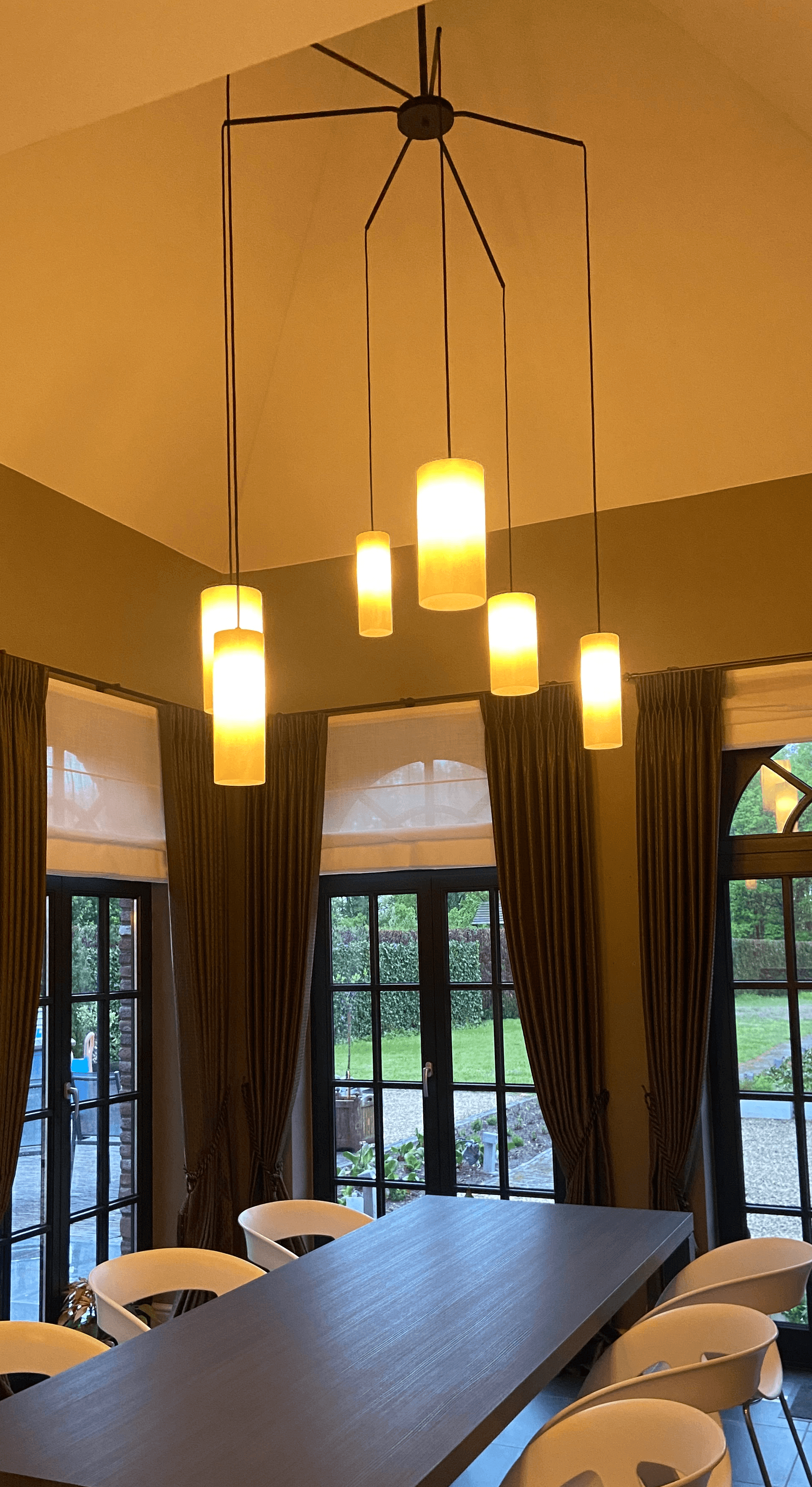 Maatwerk hanglampen van Bellini Lighting in een interieur met meerdere lichtpunten en luxe uitstraling