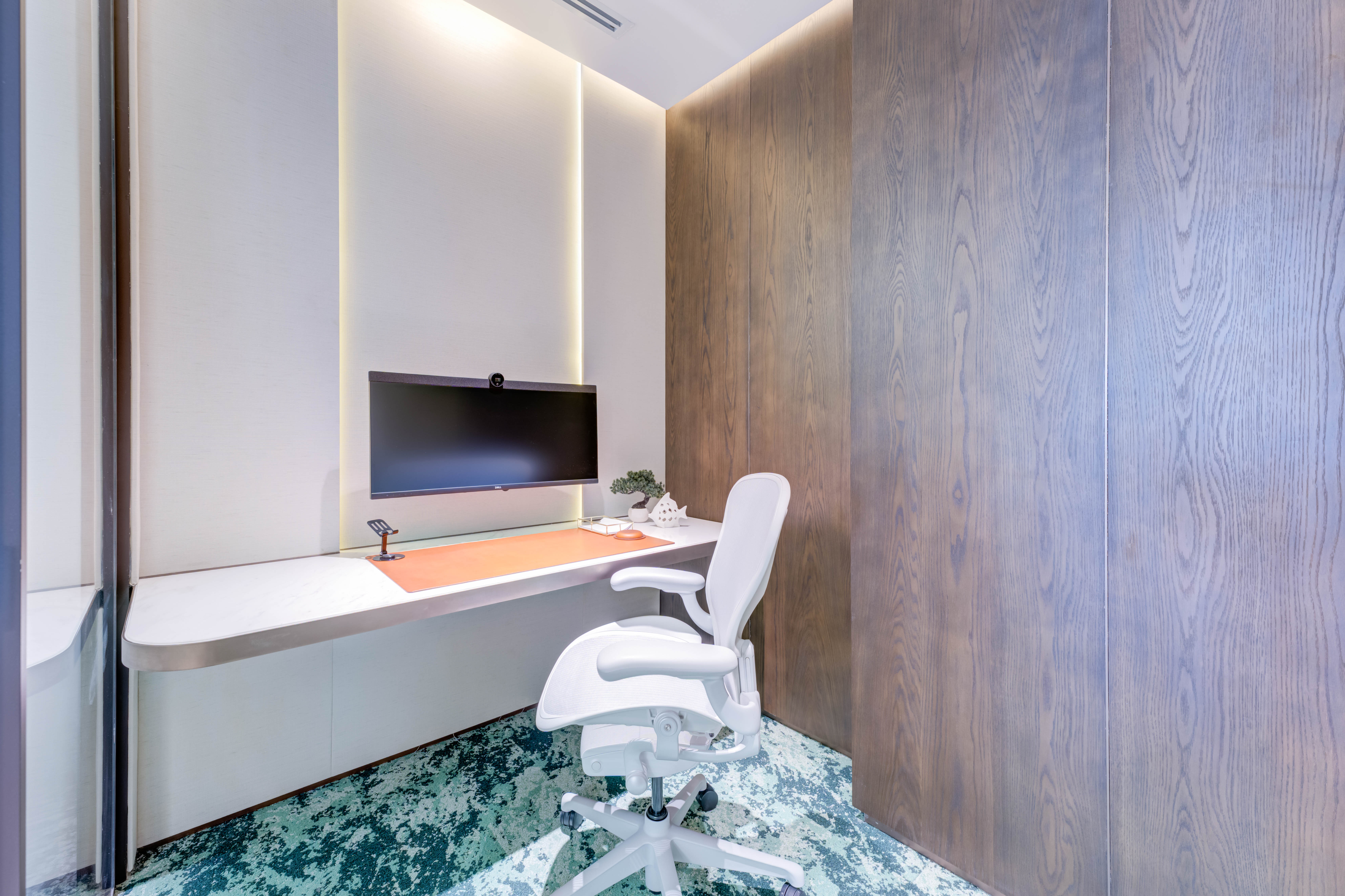 مكتب خاص فخم بتصميم خشبي، يعكس جودة الخيارات المتوفرة لـ مكاتب للايجار بالرياض.