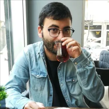 Foto di Claudio che beve un chai a Istanbul