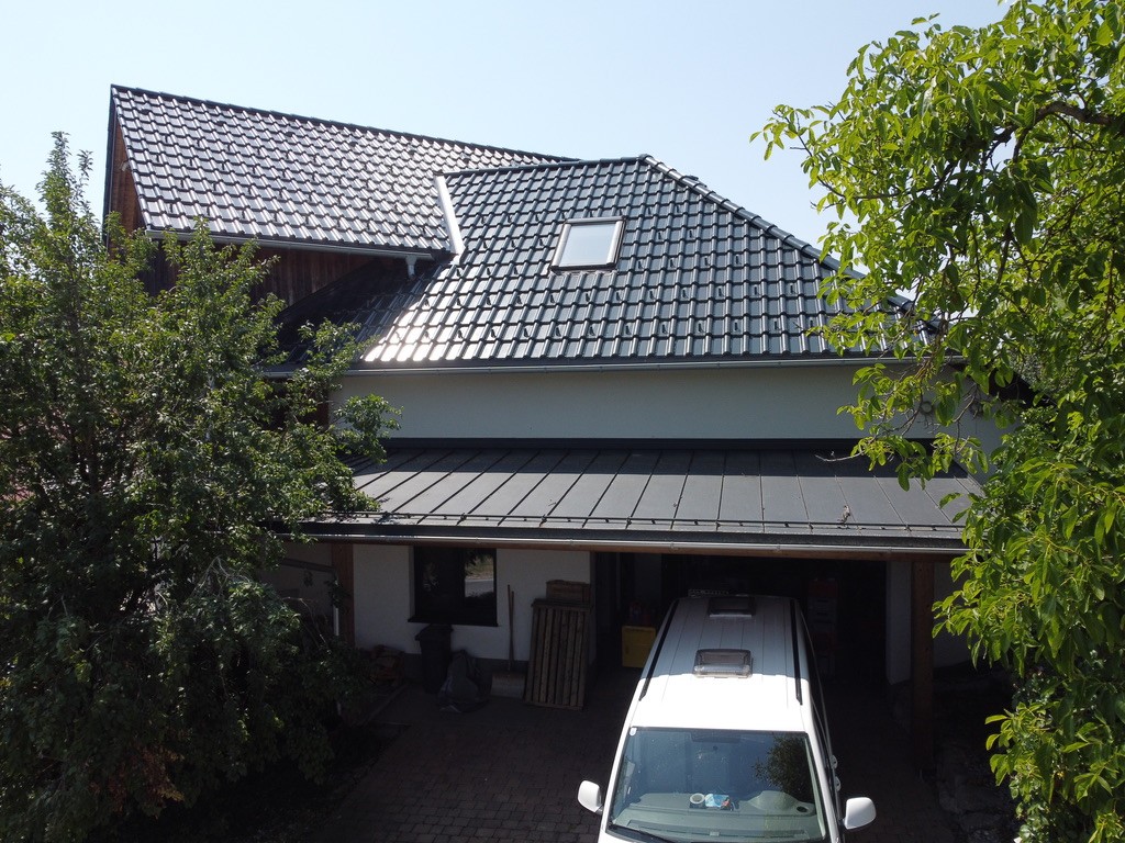 Alternative Perspektive von Carport und Garage