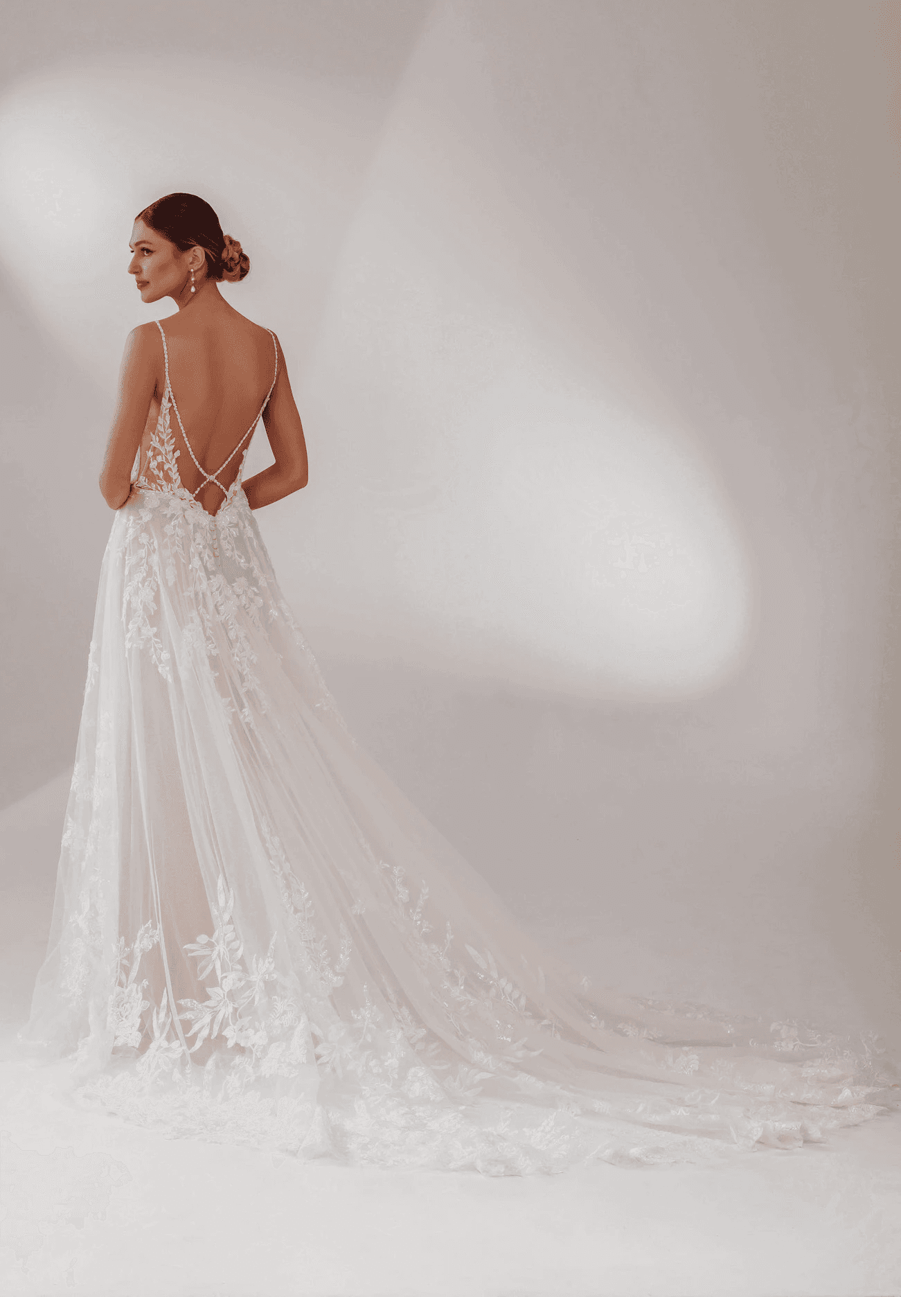 Edles Hochzeitskleid mit Spitze und langer Schleppe