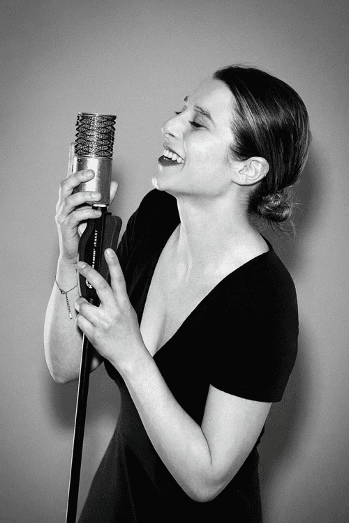 Portrait de Kim, chanteuse du groupe Montcoeur, en prestation live