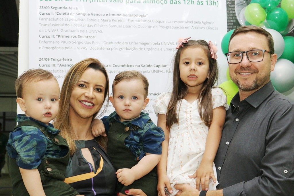 5 pessoas, uma familia: pai e mãe e 3 filhos