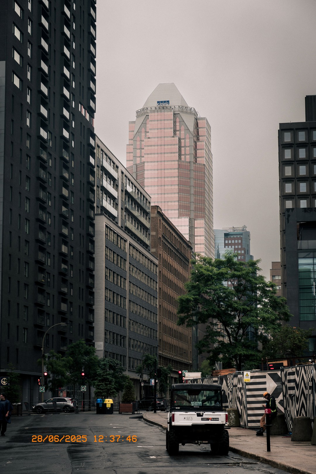 Vue urbaine du boulevard de Maisonneuve Ouest avec la tour KPMG à l’arrière-plan.
