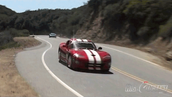 GIF montrant un véhicule de service rouler très vite et freiner brusquement en tombant dans le ravin pour illustrer l'article : Entretien des véhicules d’entreprise : comment prolonger leur durée de vie