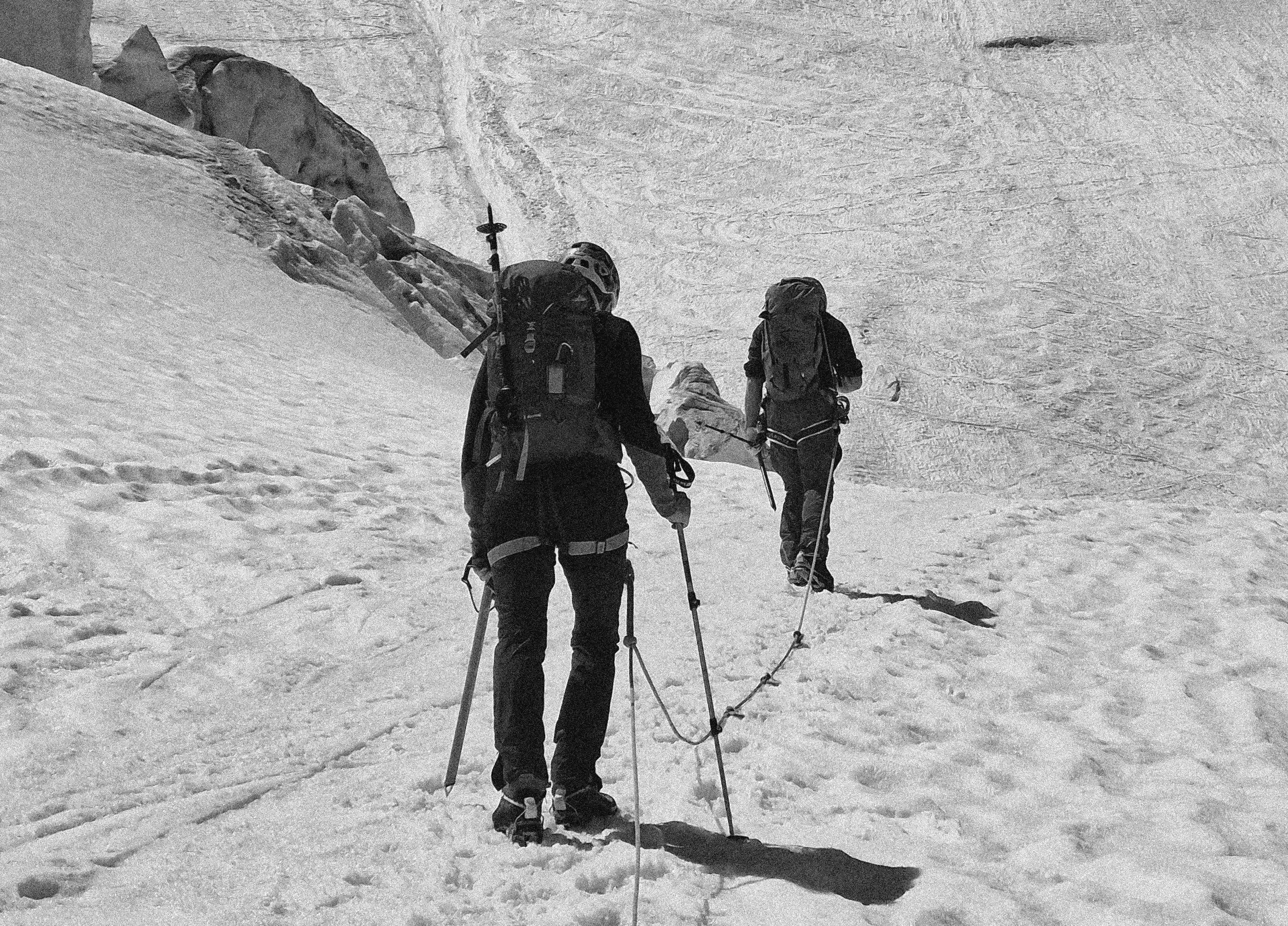 Hegymászók a gleccseren útban a Mont Blanc csúcsa felé