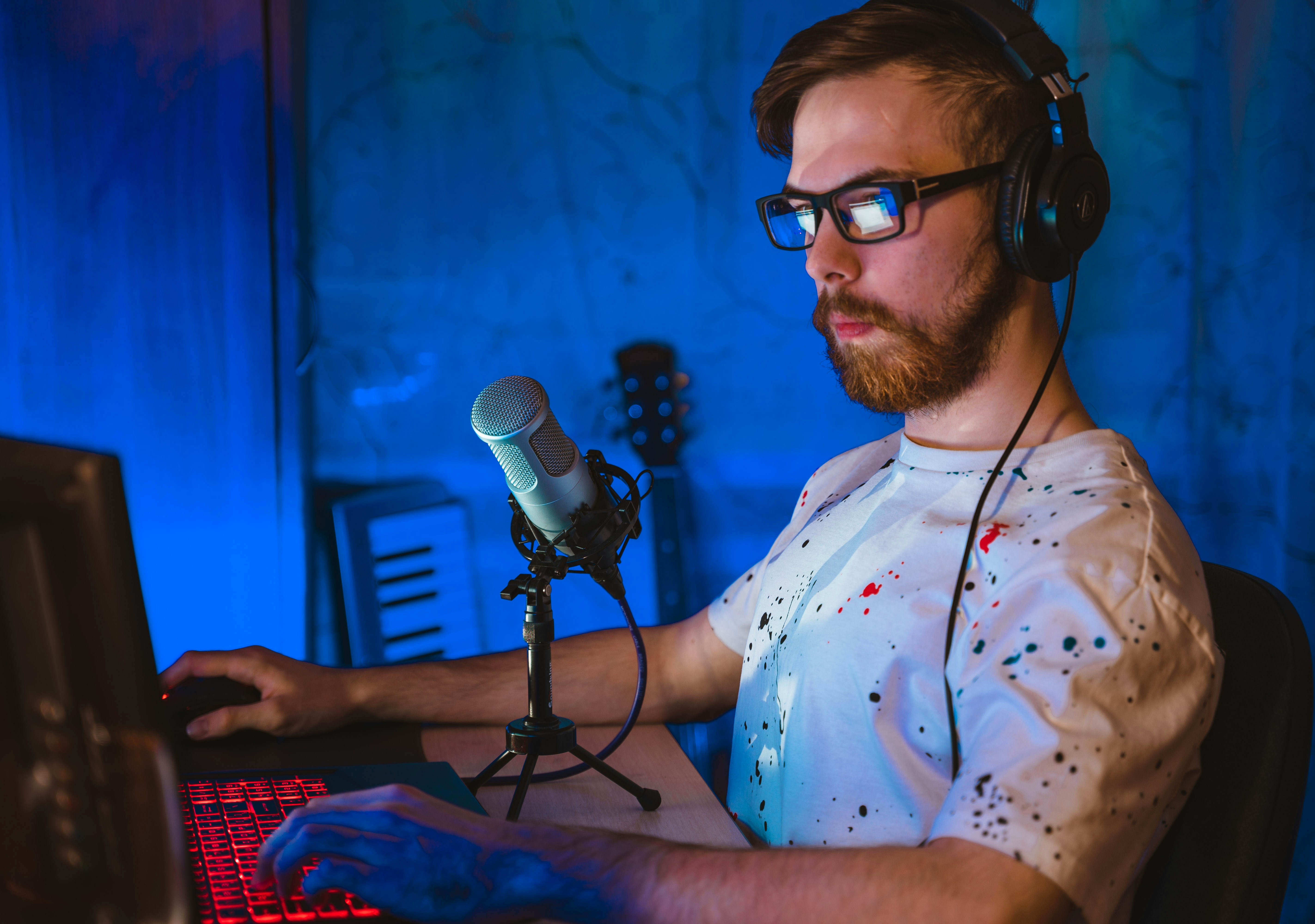 man focused on using FL Studio