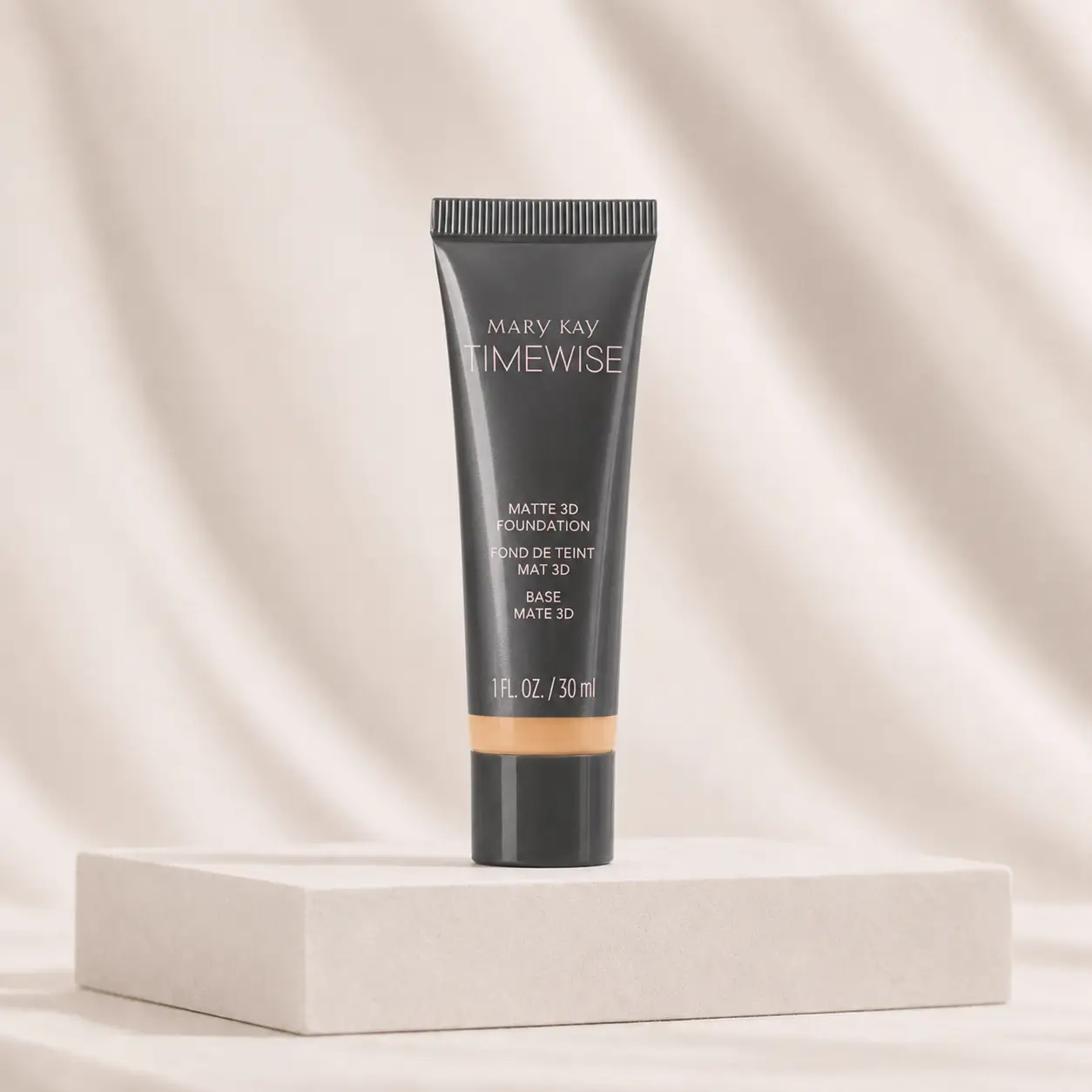 Base Matte TimeWise 3D Mary Kay em embalagem cinza sobre base clara.