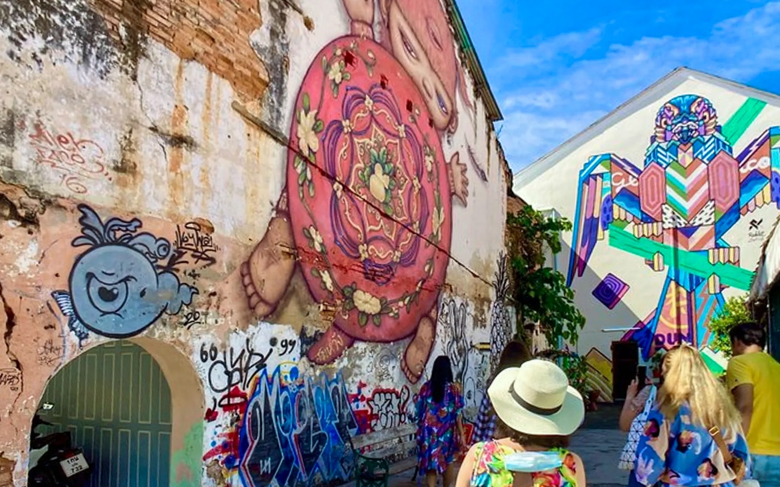 ภาพจิตรกรรมฝาผนังสตรีทอาร์ตในตรอกเมืองเก่า เป็นที่นิยมสำหรับการถ่ายเซลฟี่
