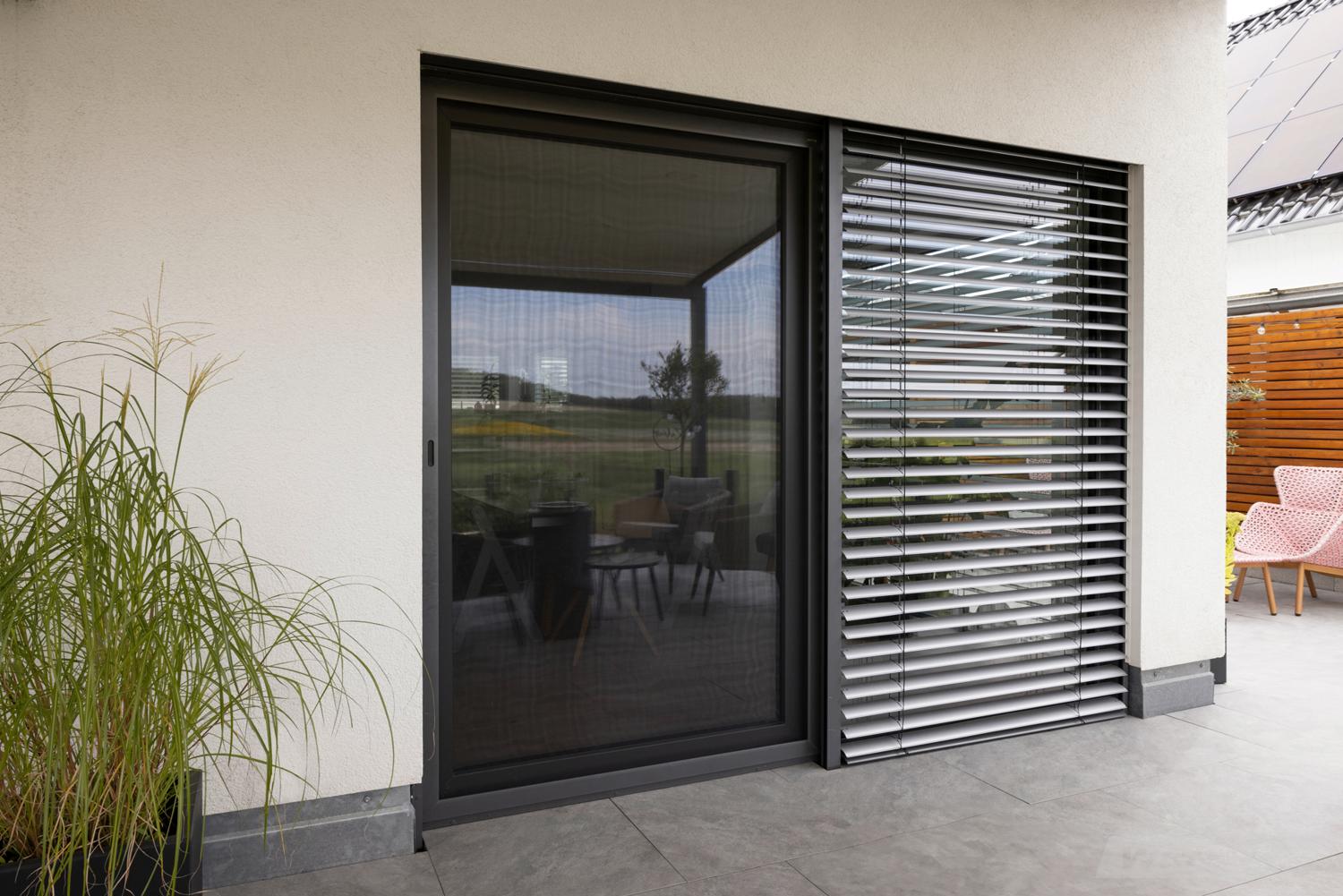 Terrasse in Westerwalbesloh mit maßgefertigtem Sonnenschutz, Rollladen, Raffstoren und Insektenschutz von Handwerk OWL.