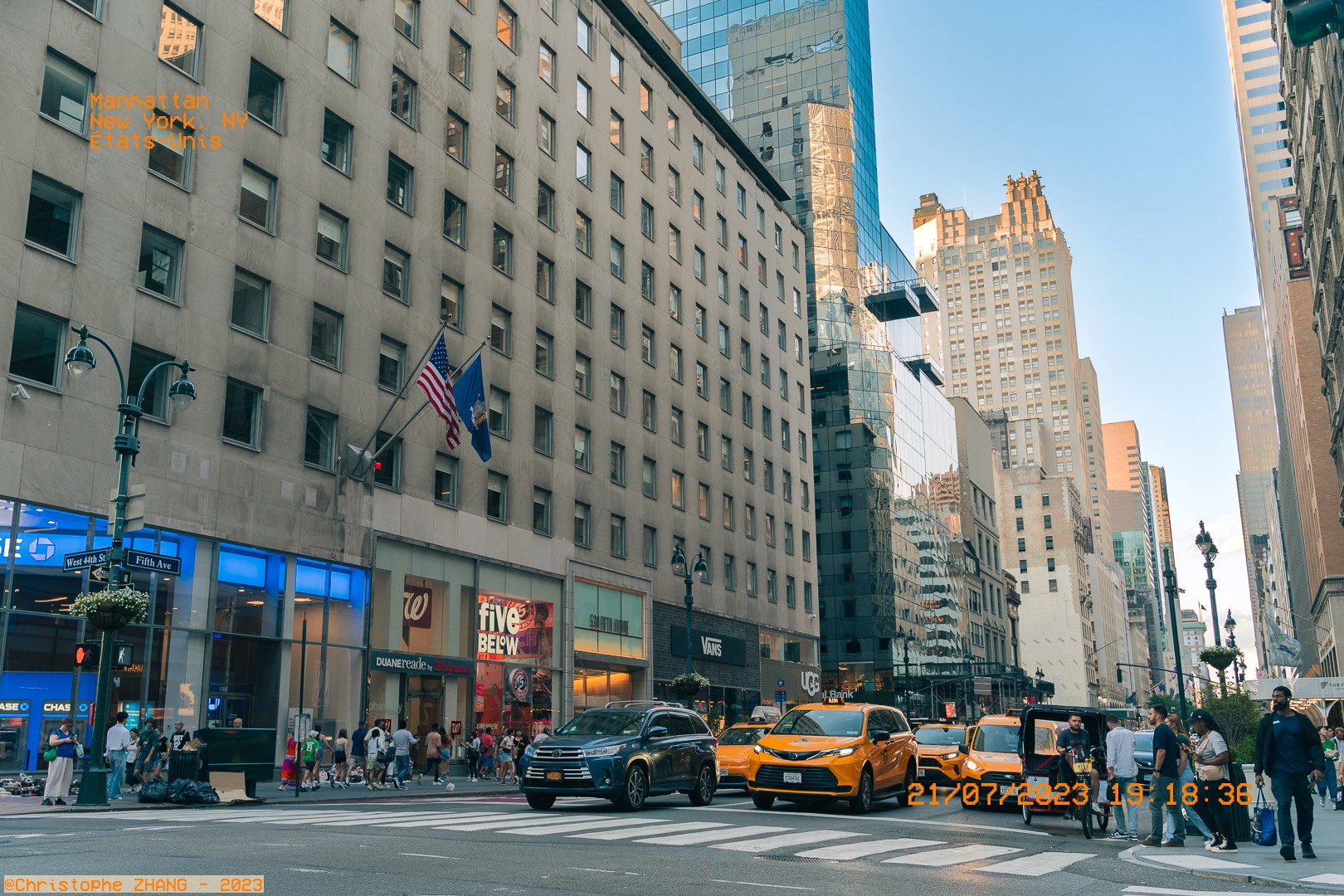Scène urbaine à Manhattan avec taxis jaunes et piétons à l'intersection de la 46e rue et de la 5e Avenue.