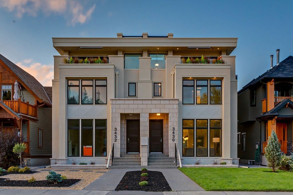 Image of Modern home design and construction by KHD Homes with large windows and rooftop garden features.
