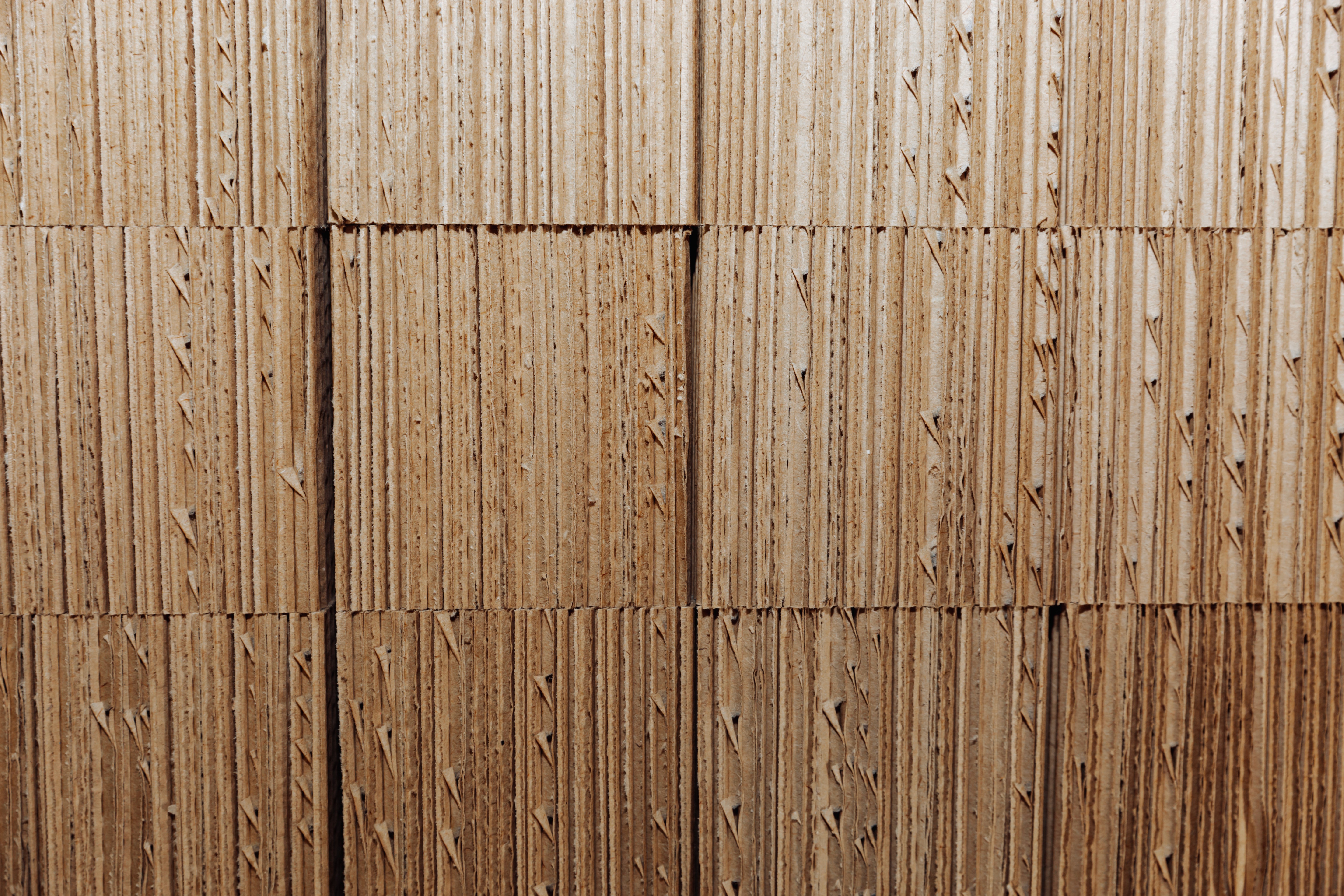“Close-up of recyclable corrugated dunnage blocks showing fibre structure for lightweight load support and pallet stability in industrial transport