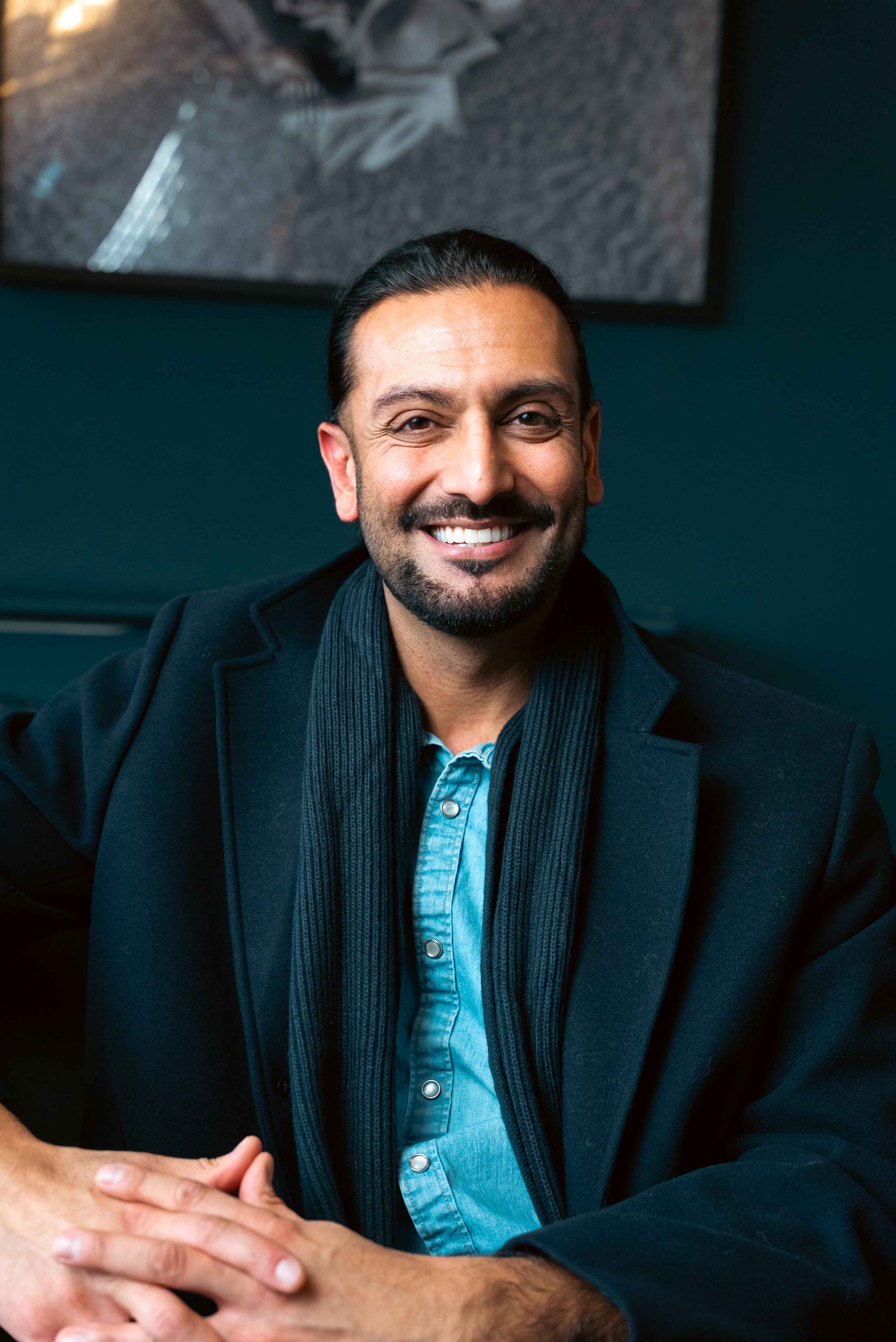 a dentist chair with a blue seat in a room