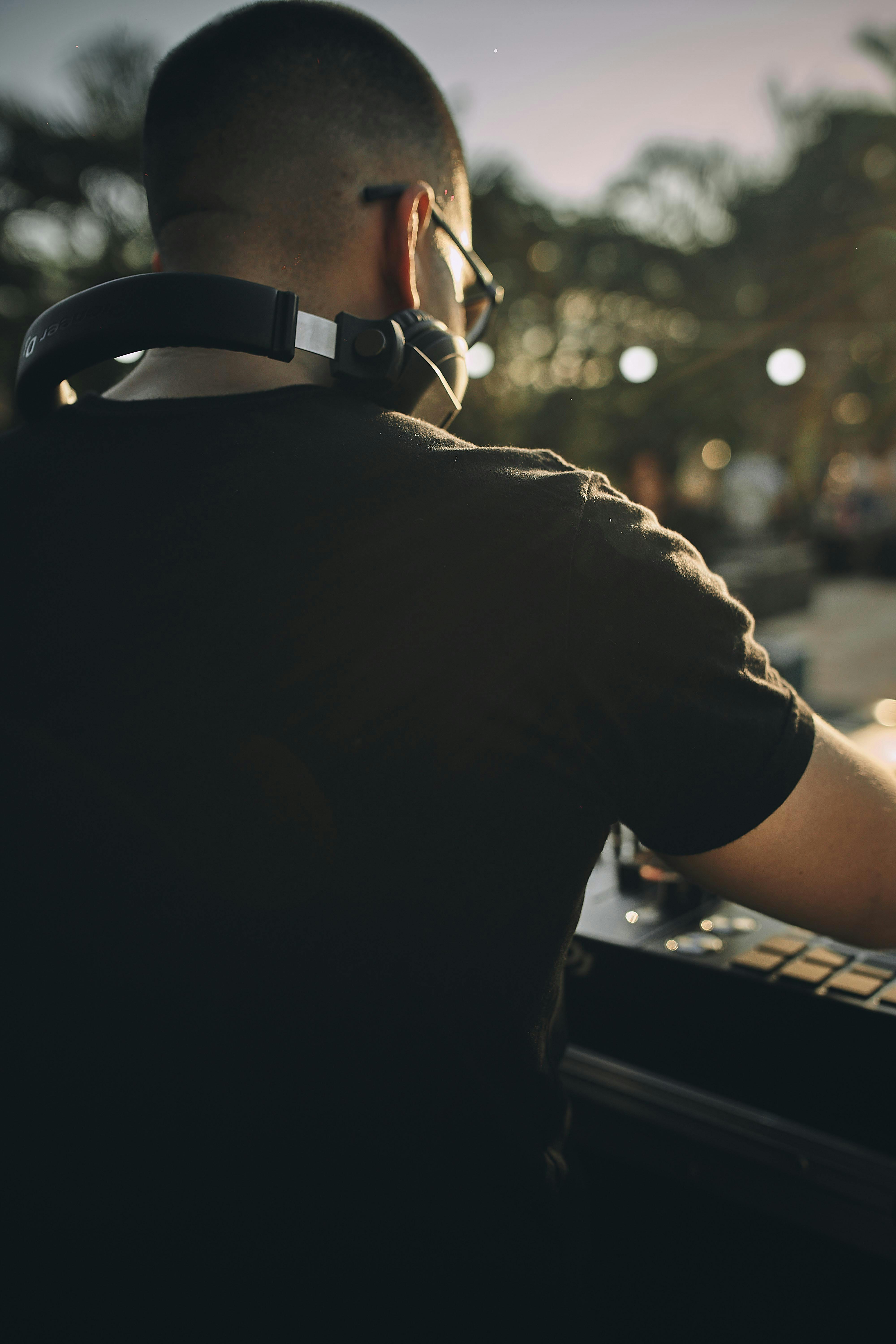 DJ с headphones миксира на палубата