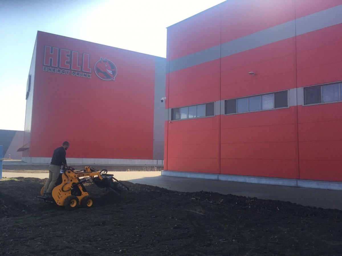 Sziklakert épitése olajfával modern családi ház mellett