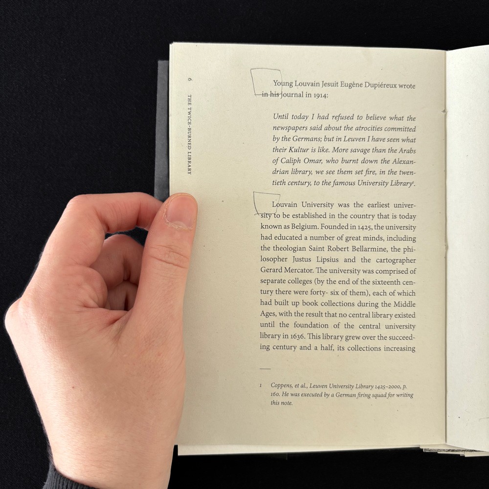 Een foto uit het ontwerpproces met handgeschreven aantekeningen over de typografie en berekeningen voor de verschillende paginagrootten van het boek.