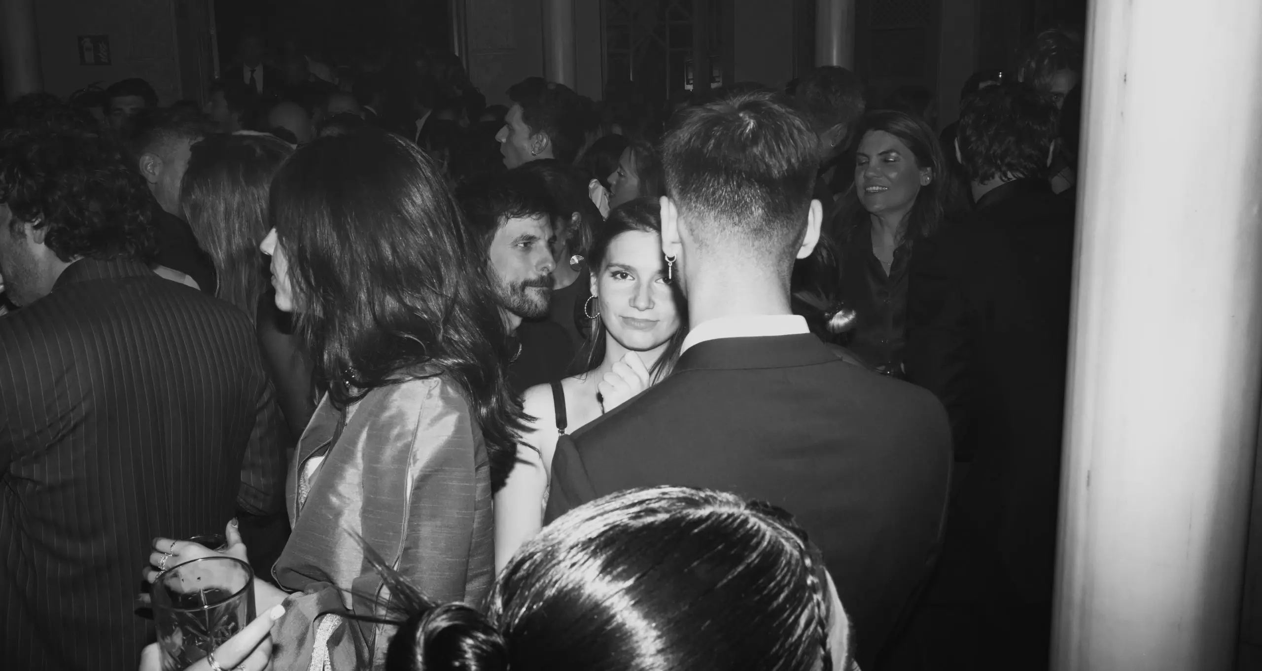 fiesta despues del evento en blanco y negro