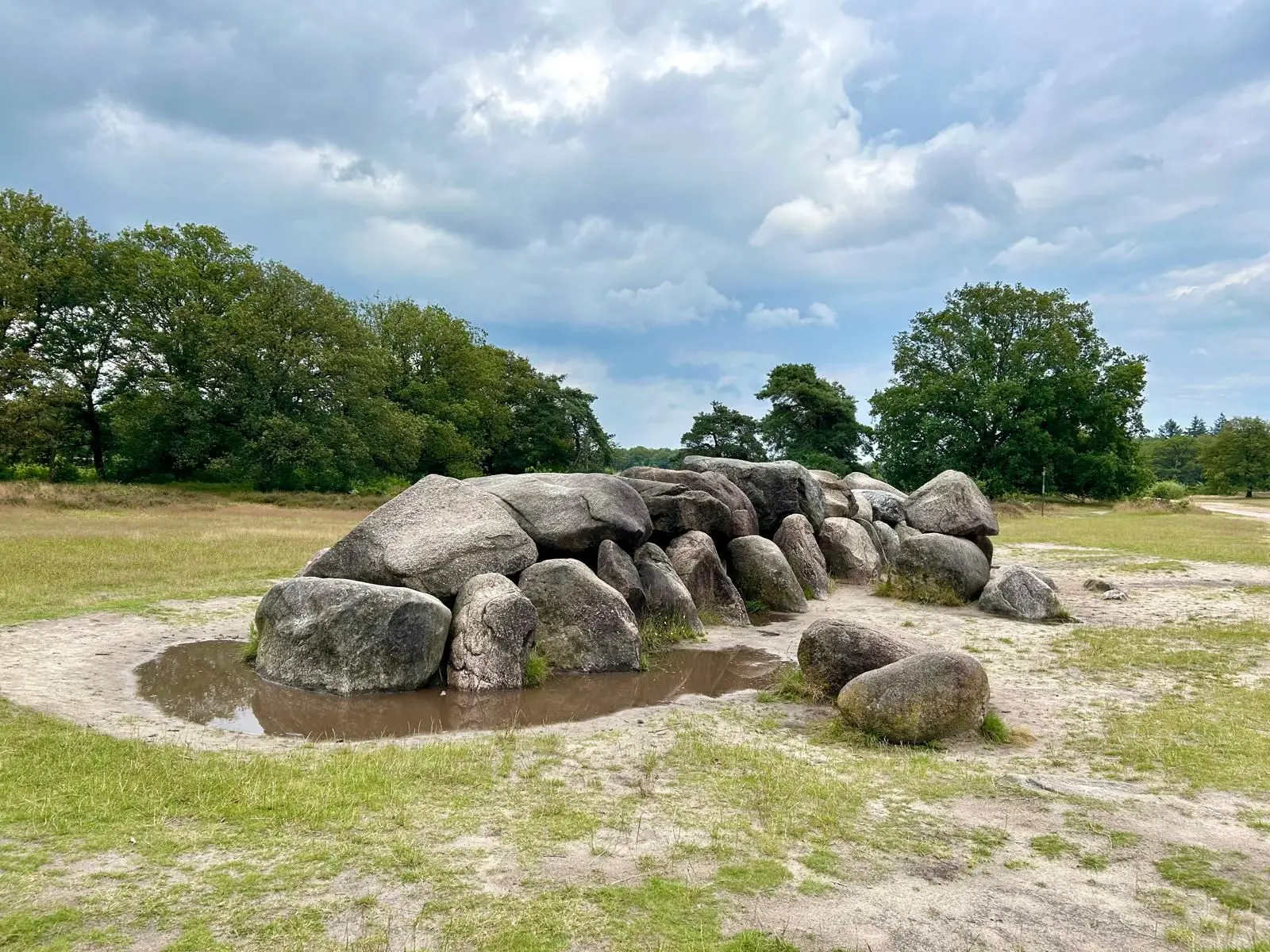 Hunebed in het Drentse landschap.