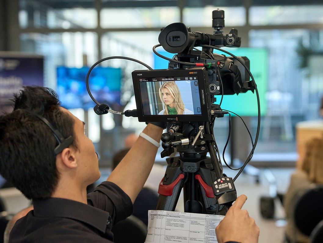 Moderatorin Désirée Lehmann zusehen auf einer Live-Stream Kamera.